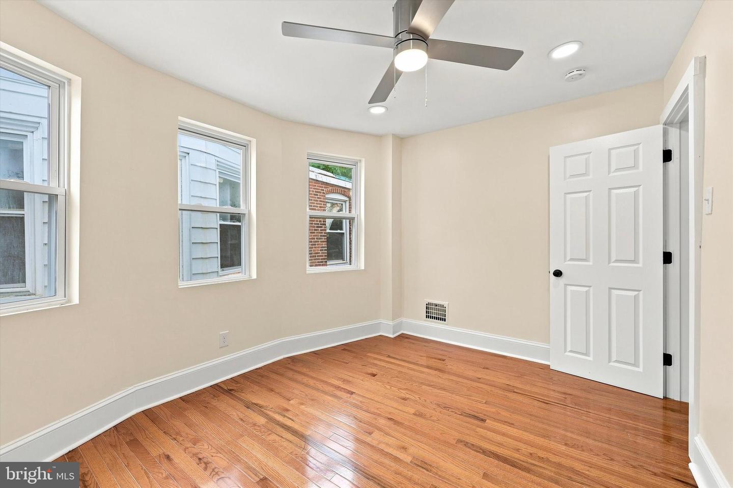 23 Rhodes Ave Property Photo 6