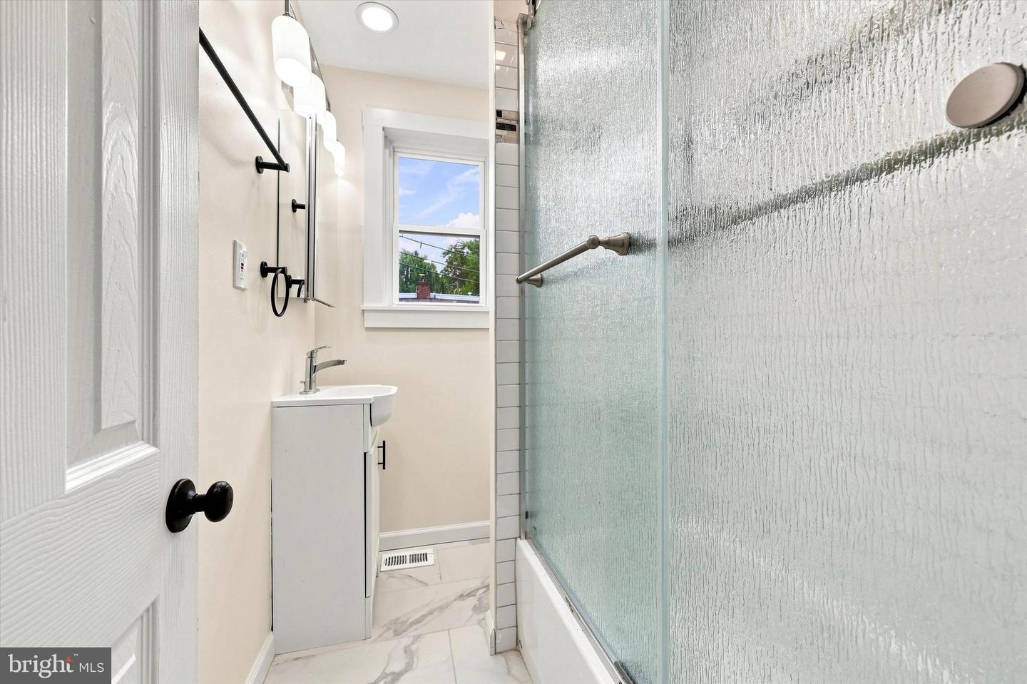 23 Rhodes Ave Property Photo 9