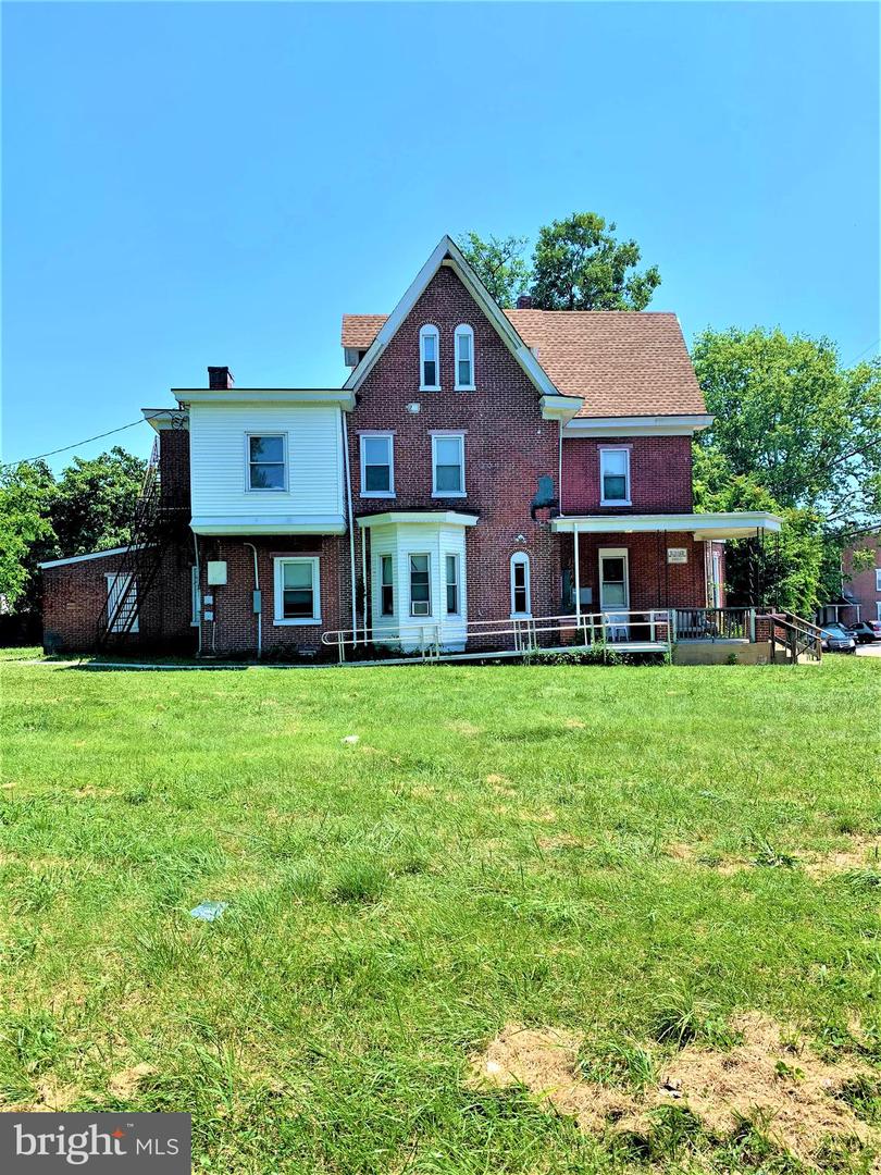 304 E 9th St Property Photo 5
