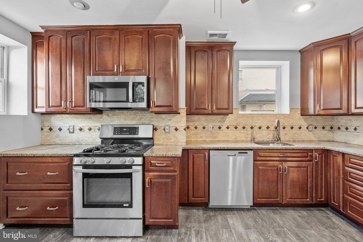 300 E Township Line Rd Property Photo 15