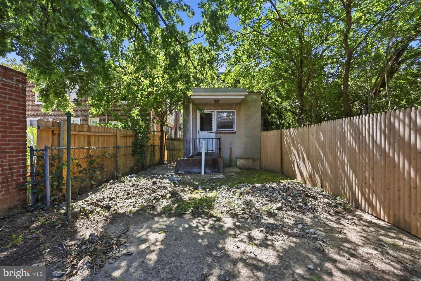 412 E 20th St Property Photo 15