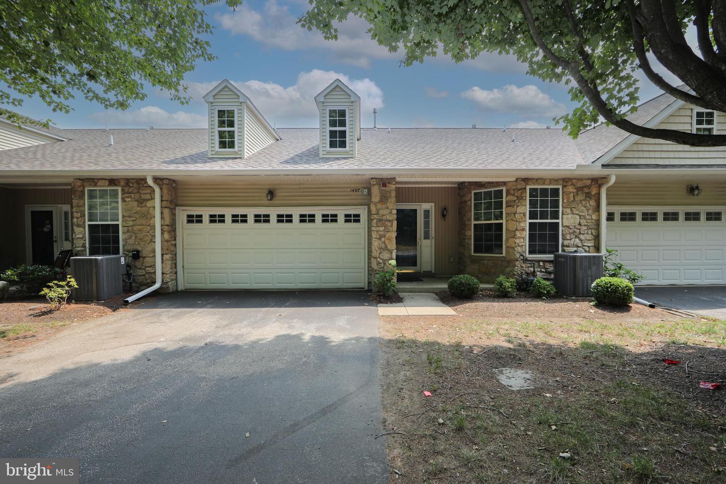 1497 Country Club Dr Property Photo 2