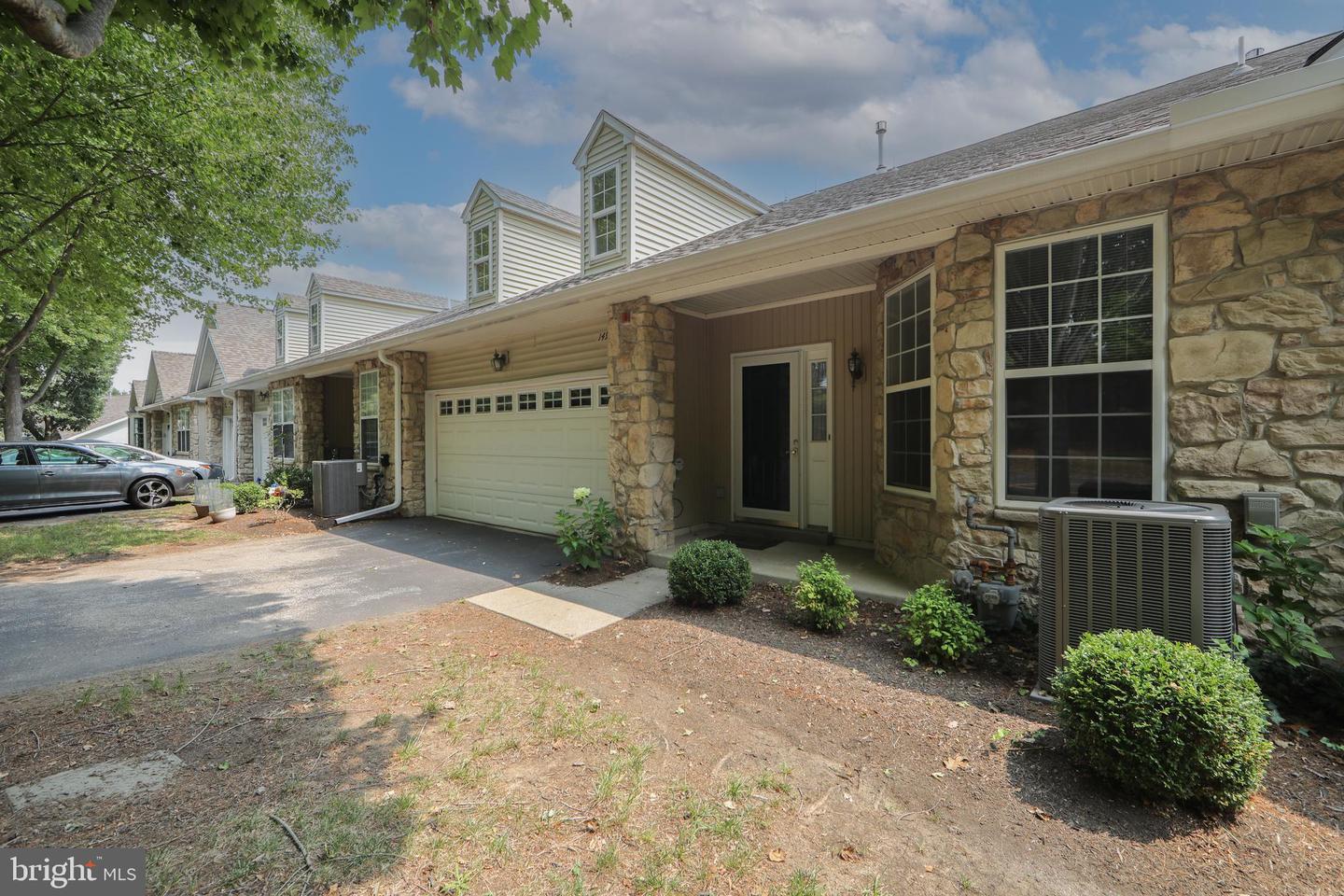 1497 Country Club Dr Property Photo 3