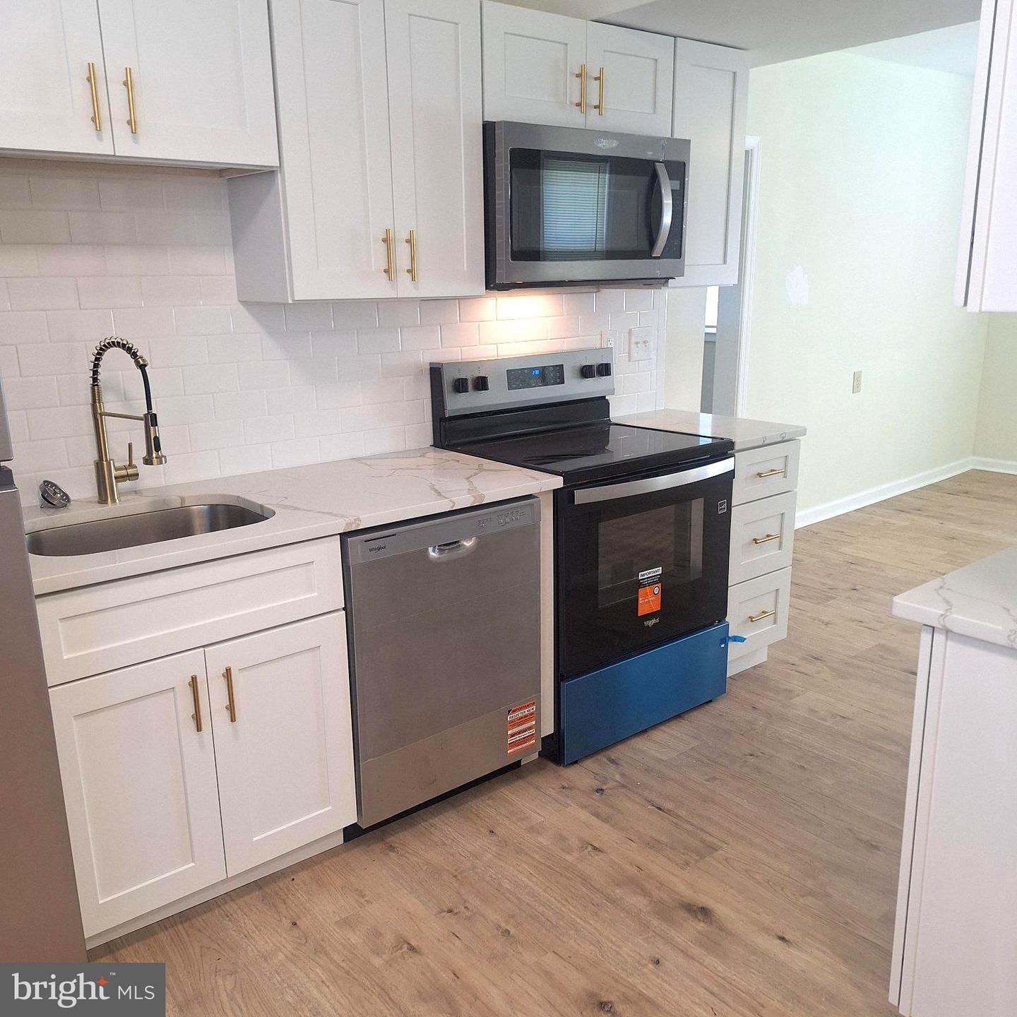 706 Lansing Ct Property Photo 3