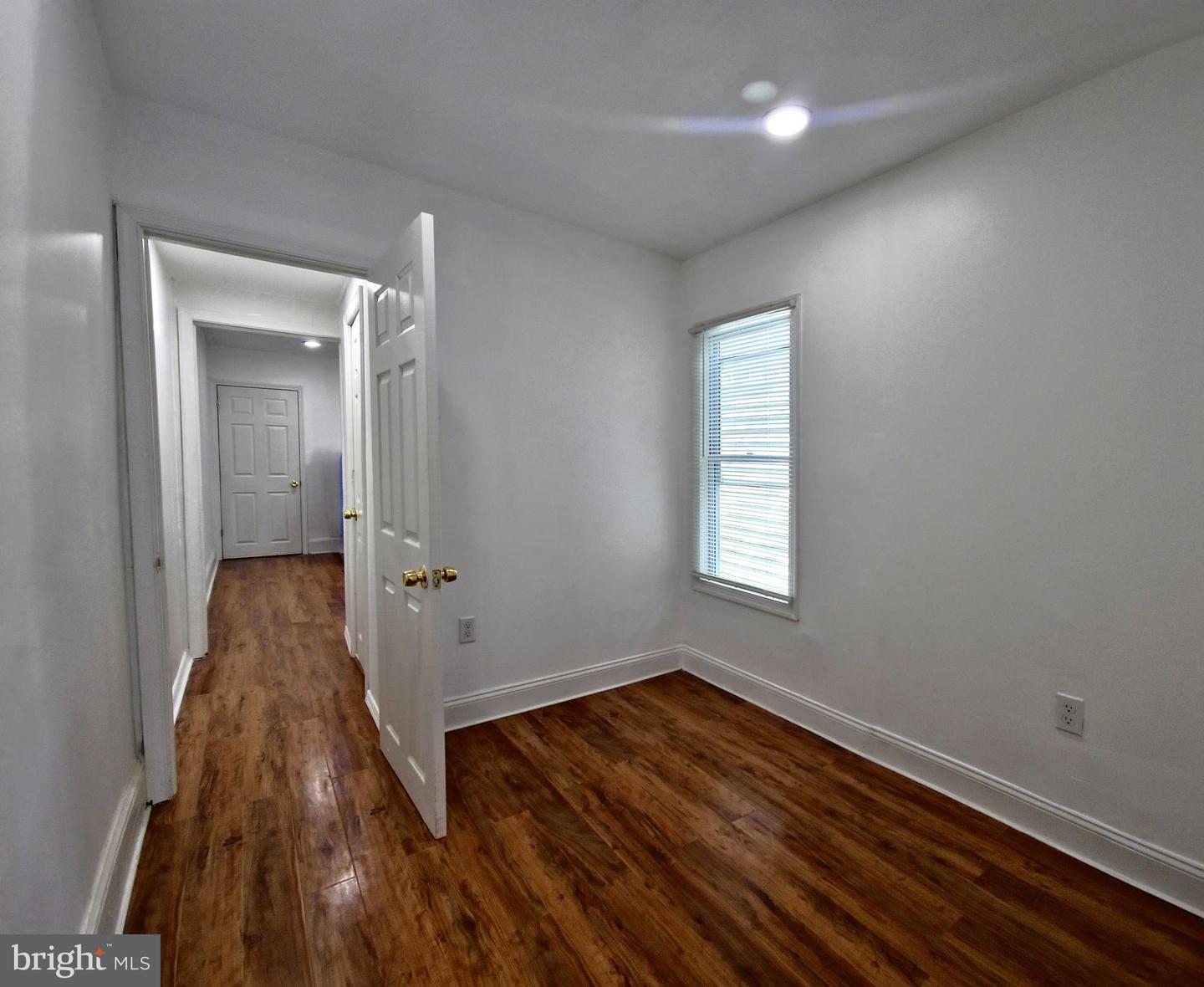 807 W 7th St Property Photo 5
