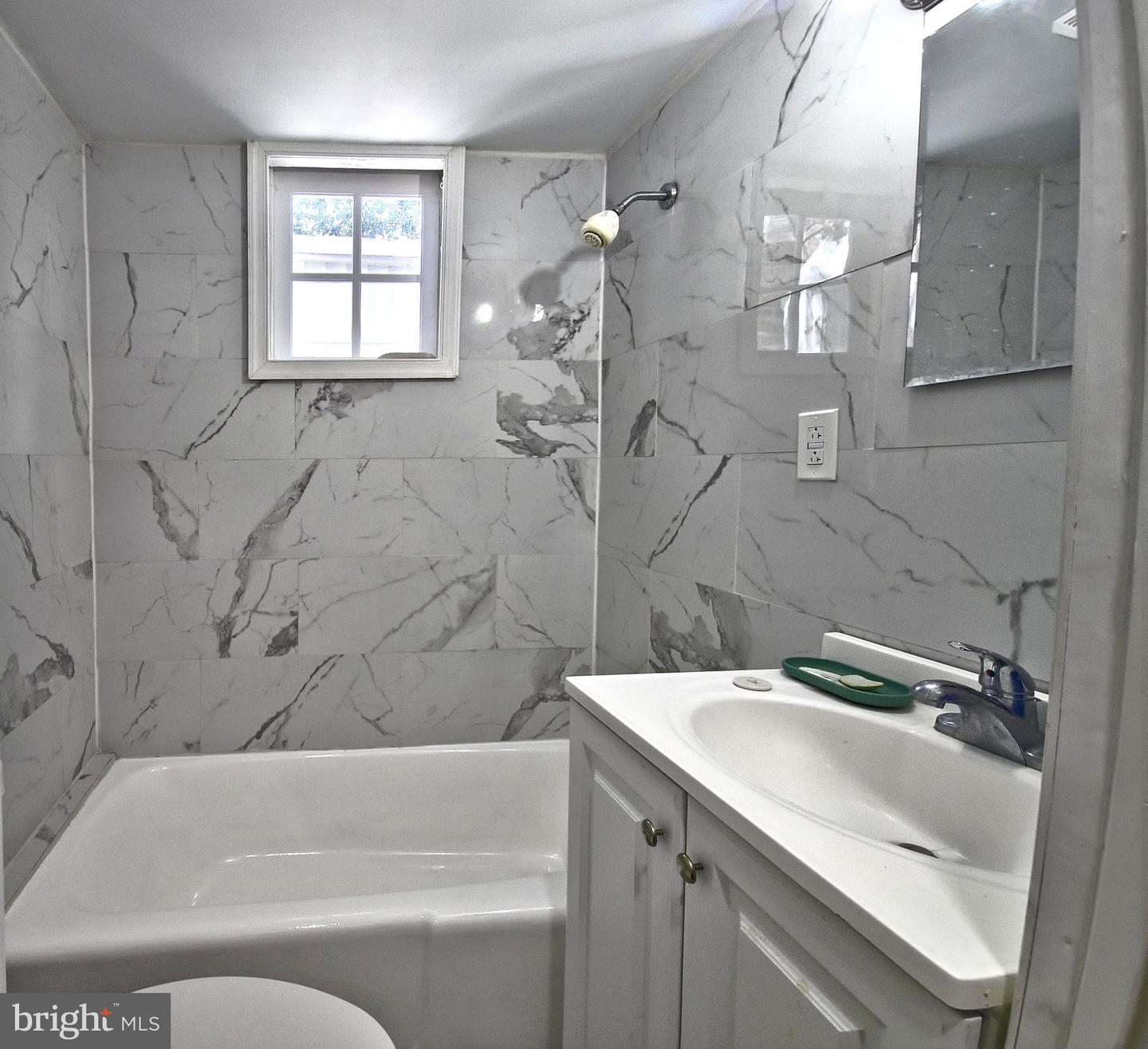 807 W 7th St Property Photo 8