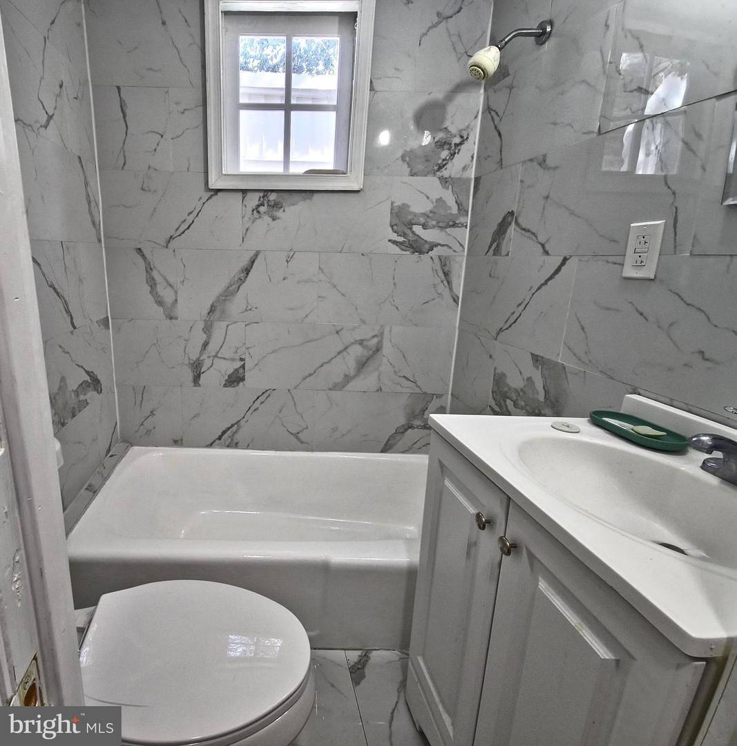 807 W 7th St Property Photo 9