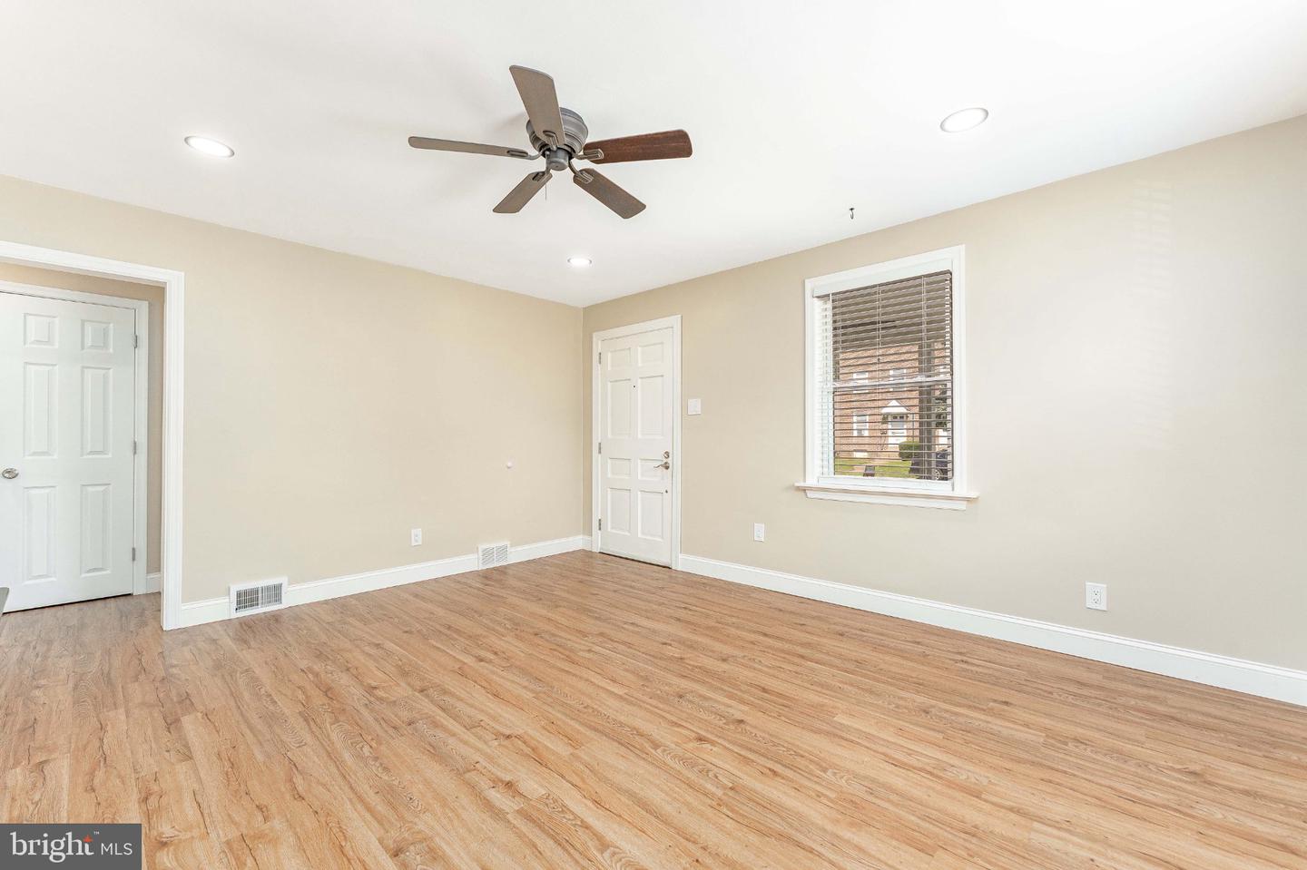54 Fairview Ave Property Photo 6