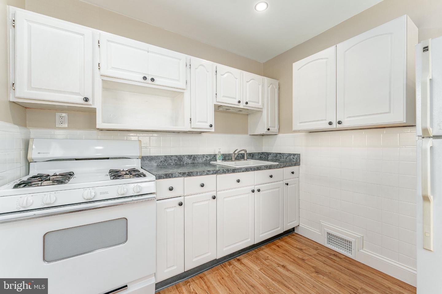 54 Fairview Ave Property Photo 9