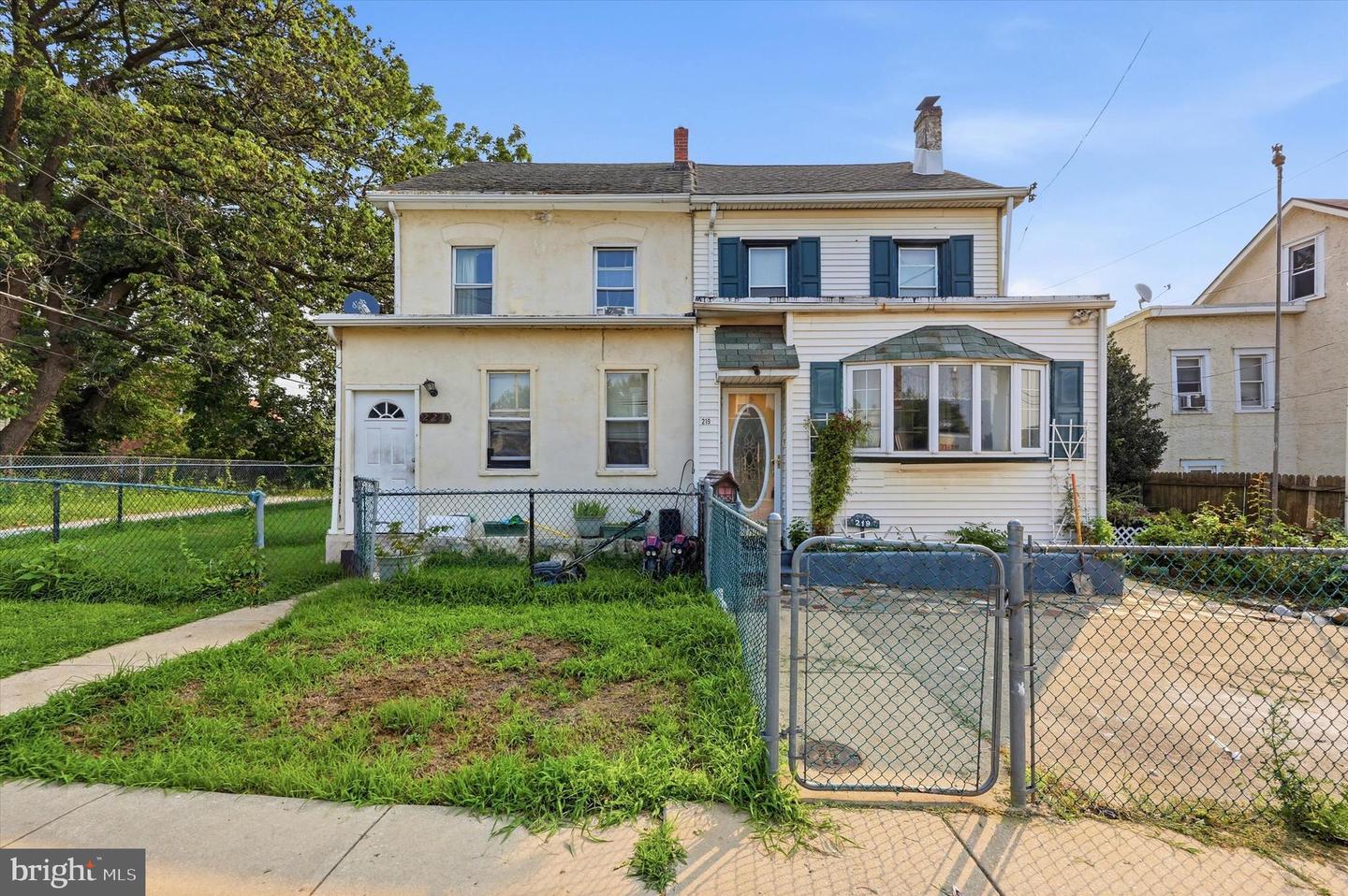219 Irving St Property Photo 1