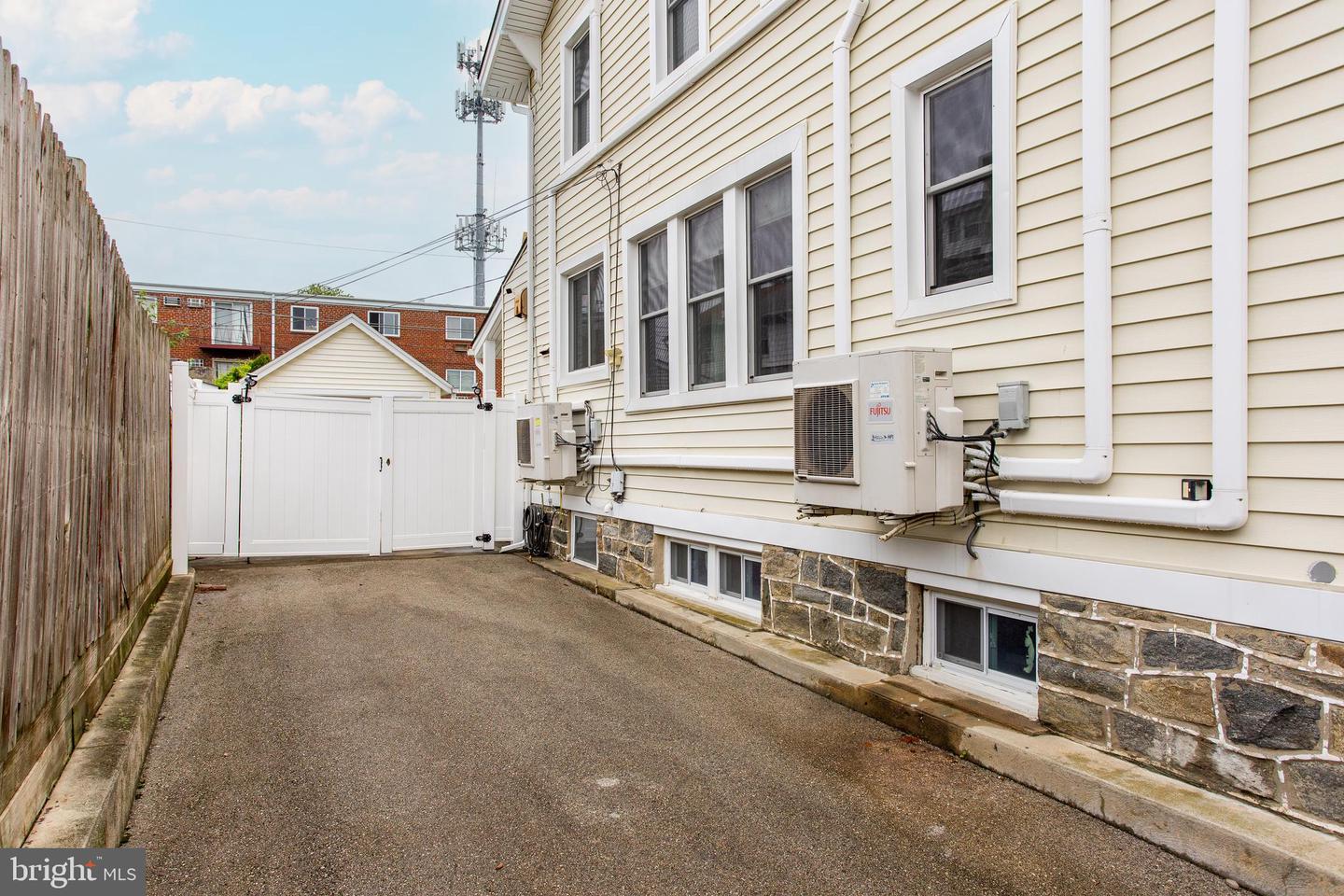 228 Stanley Ave Property Photo 2