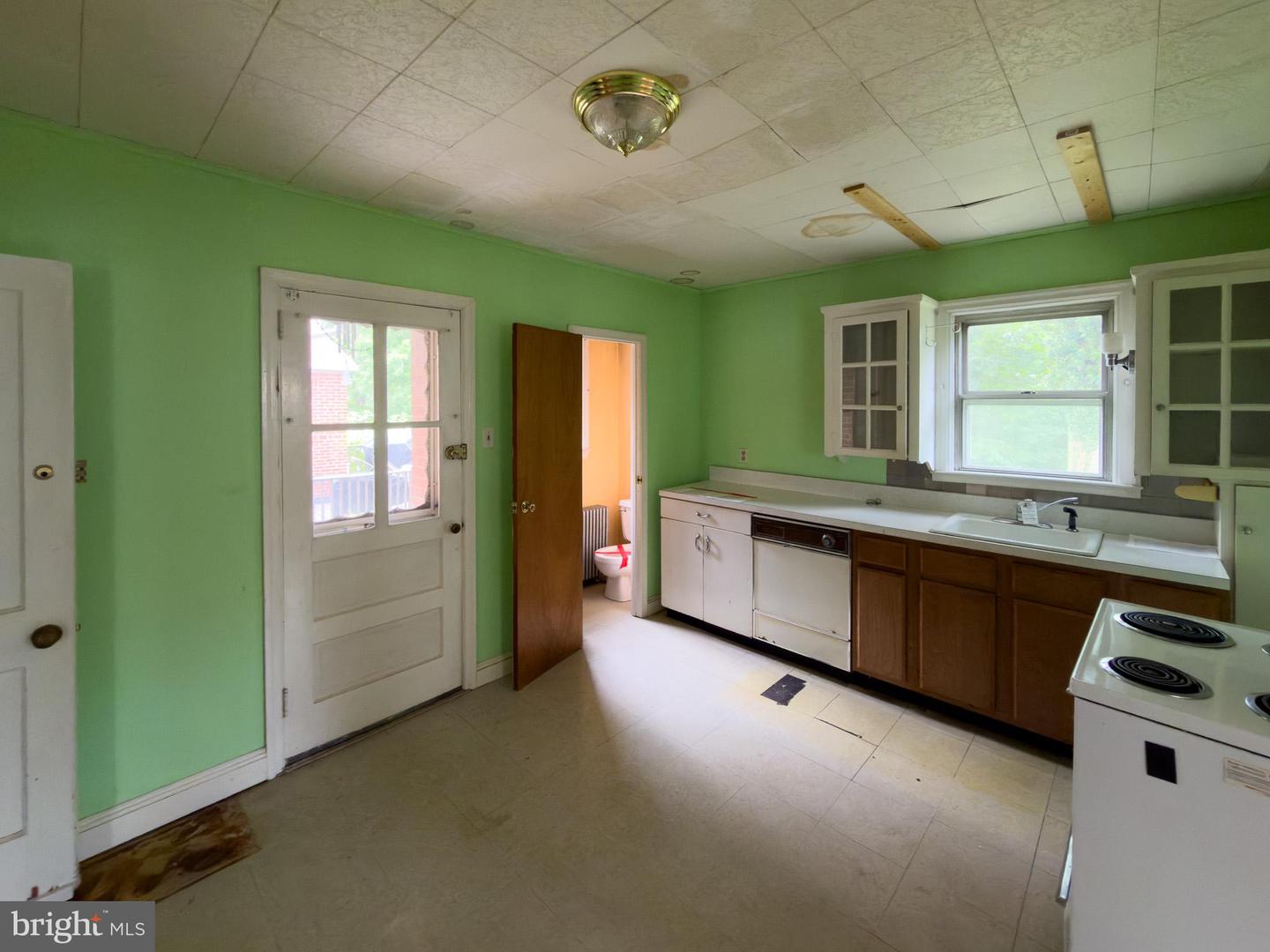 1240 Jefferson Ave Property Photo 3