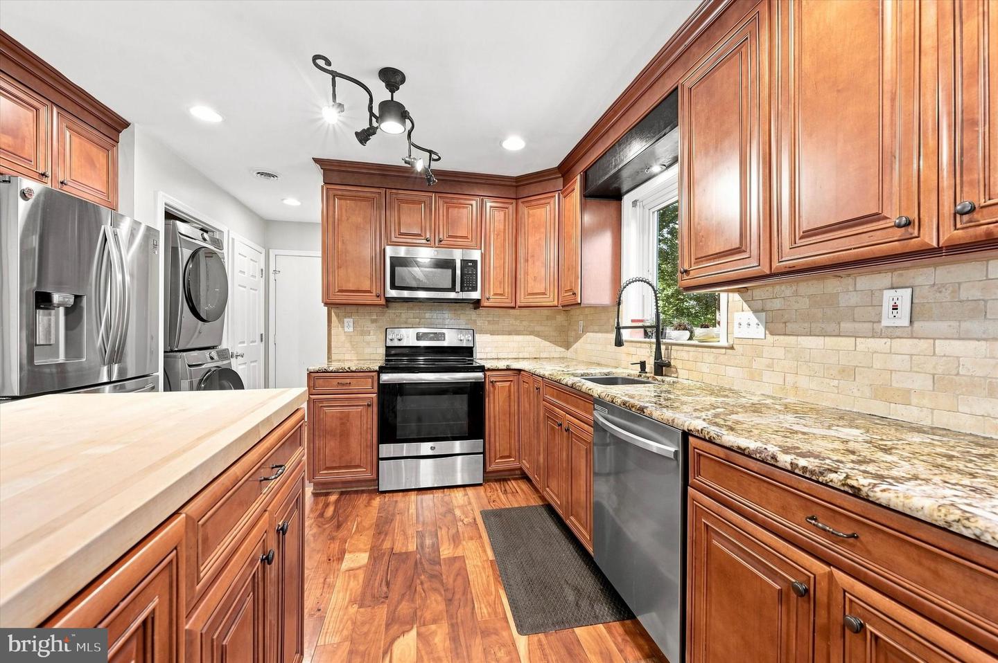 100 Park Ln Property Photo 12