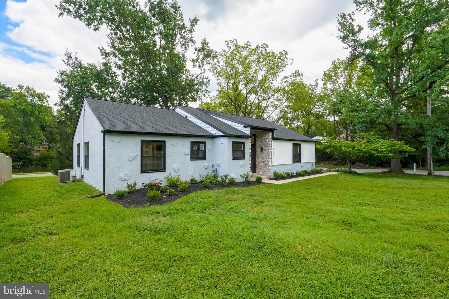 501 Flora Cir Property Photo 5