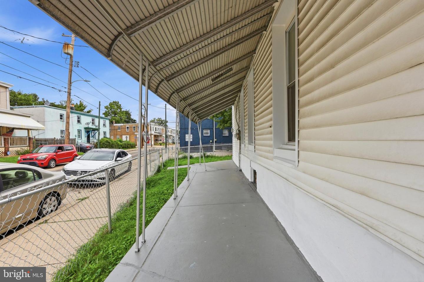 943 Maple Ter Property Photo 3