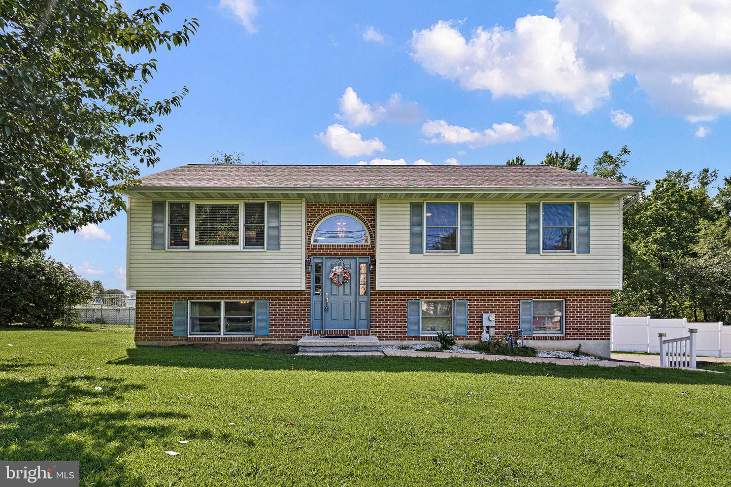 677 Meetinghouse Rd Property Photo 1
