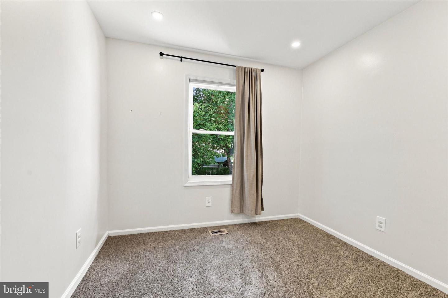 14 Kingston Ter Property Photo 9