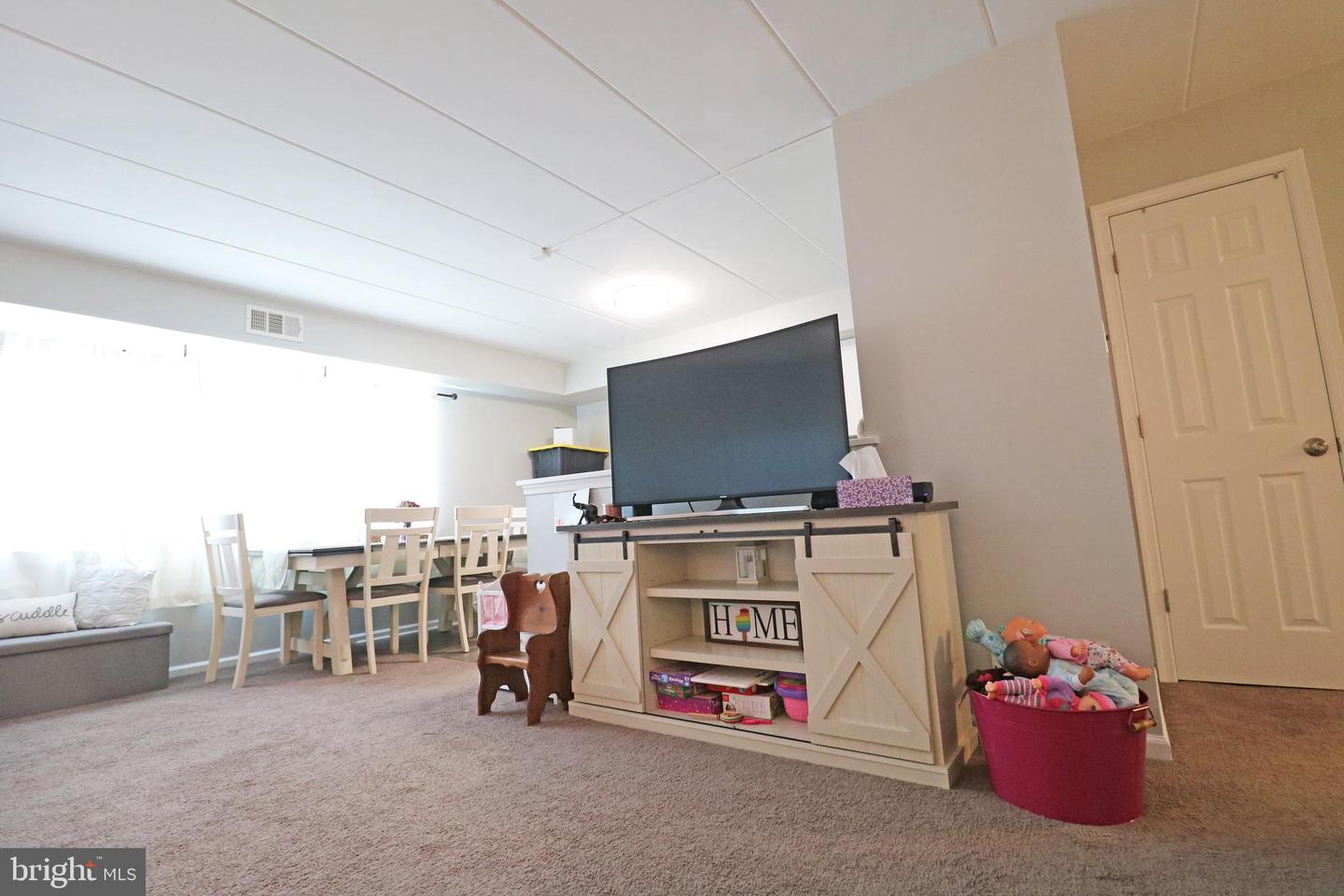 646 Country Ln Property Photo 6