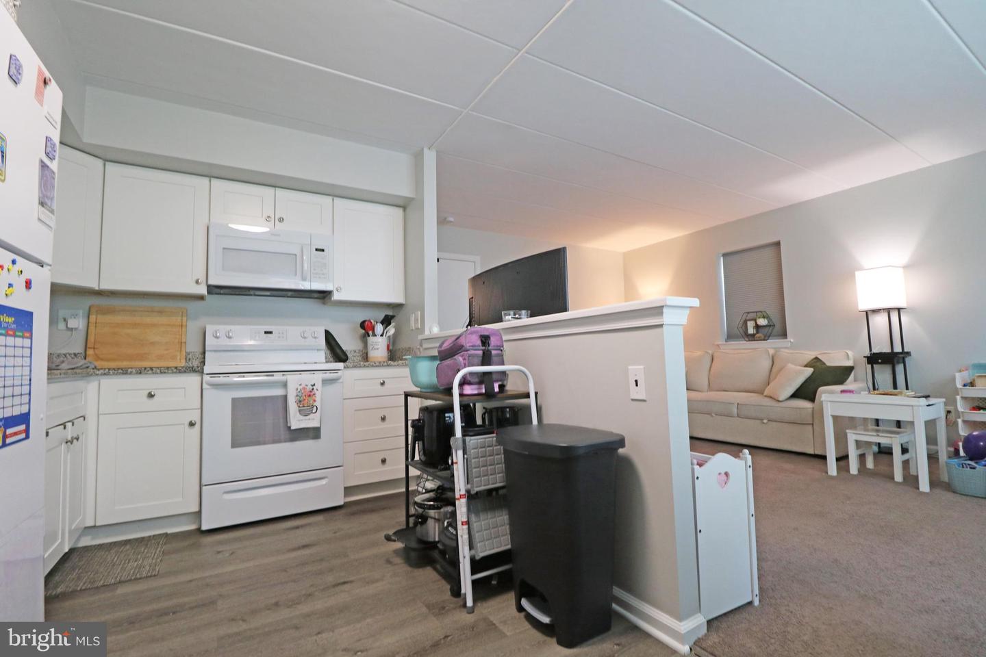 646 Country Ln Property Photo 12