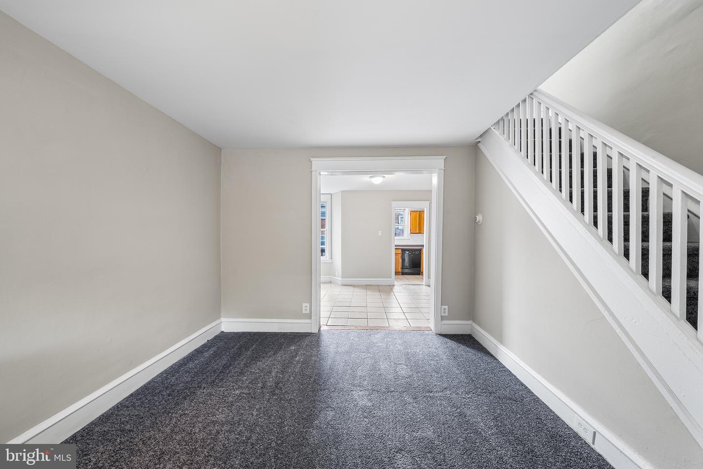 435 Croyden Rd Property Photo 6