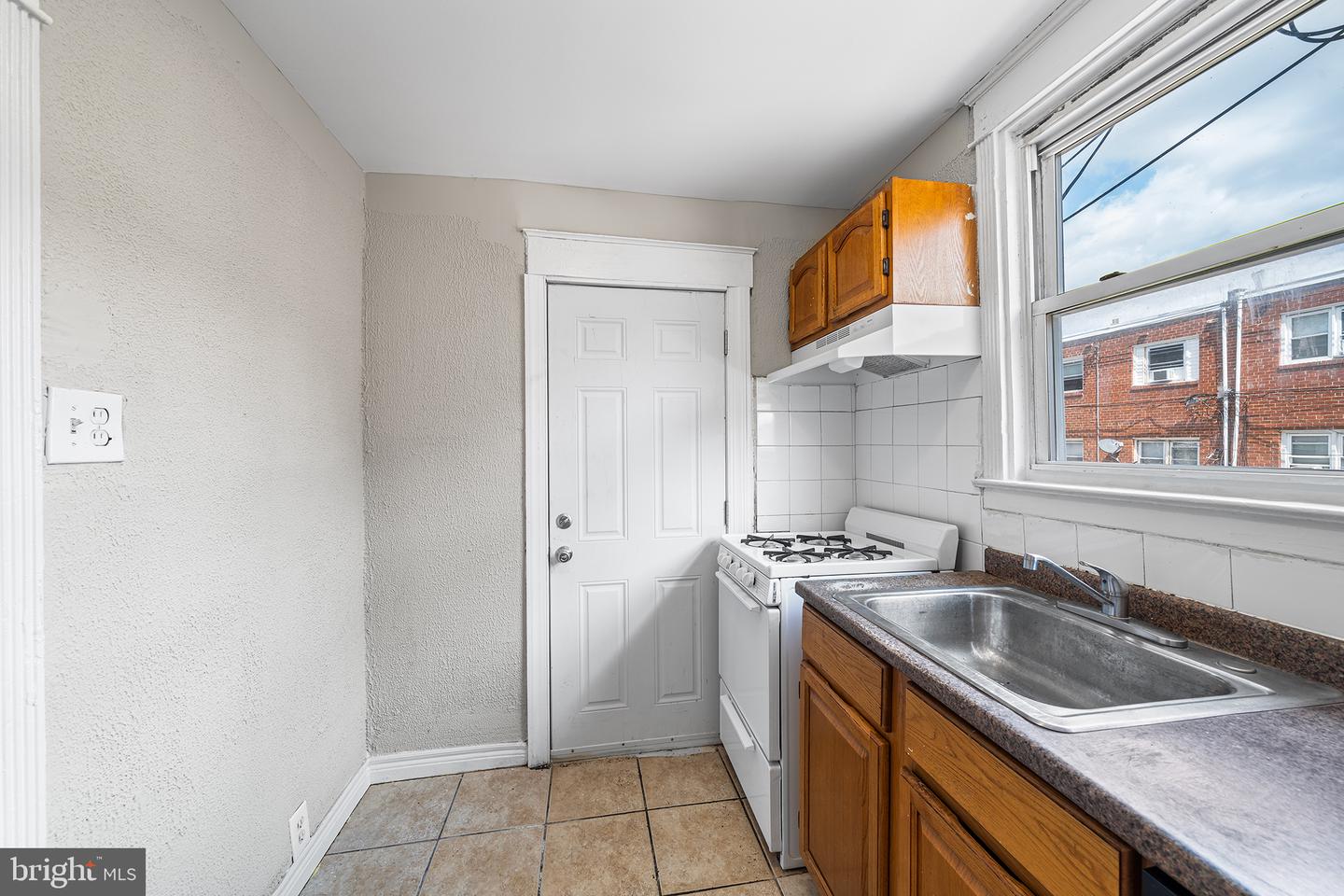 435 Croyden Rd Property Photo 13