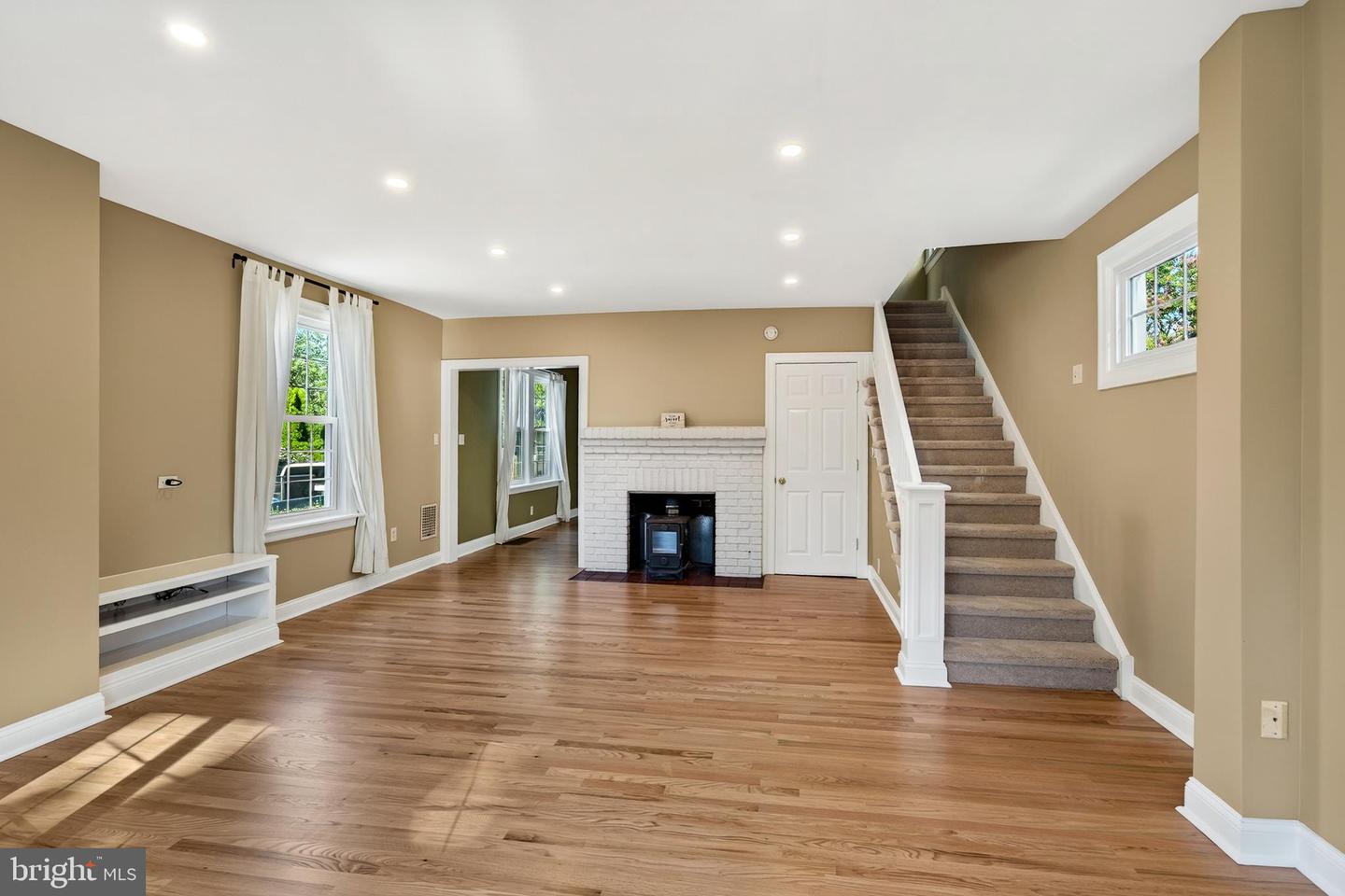 448 Radnor St Property Photo 6
