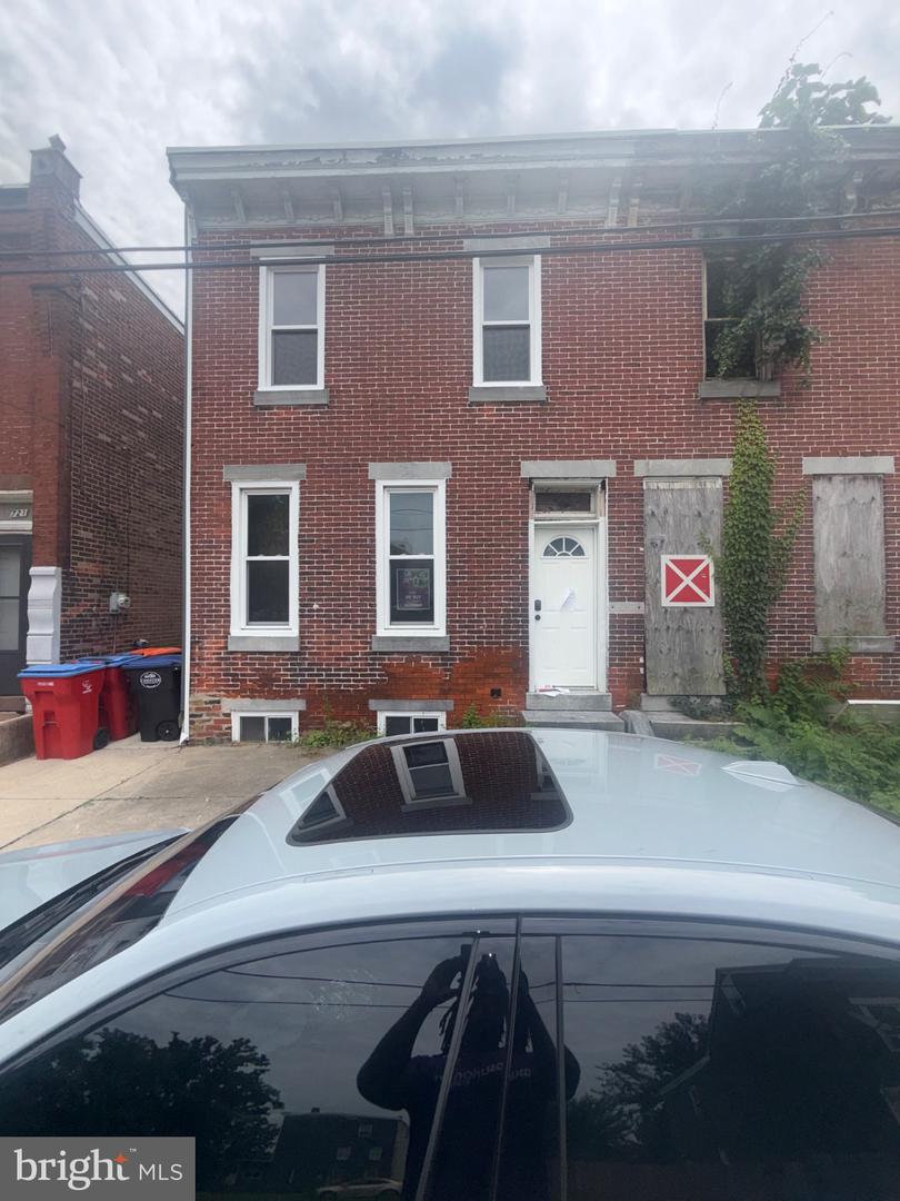 719 E 7th St Property Photo 1
