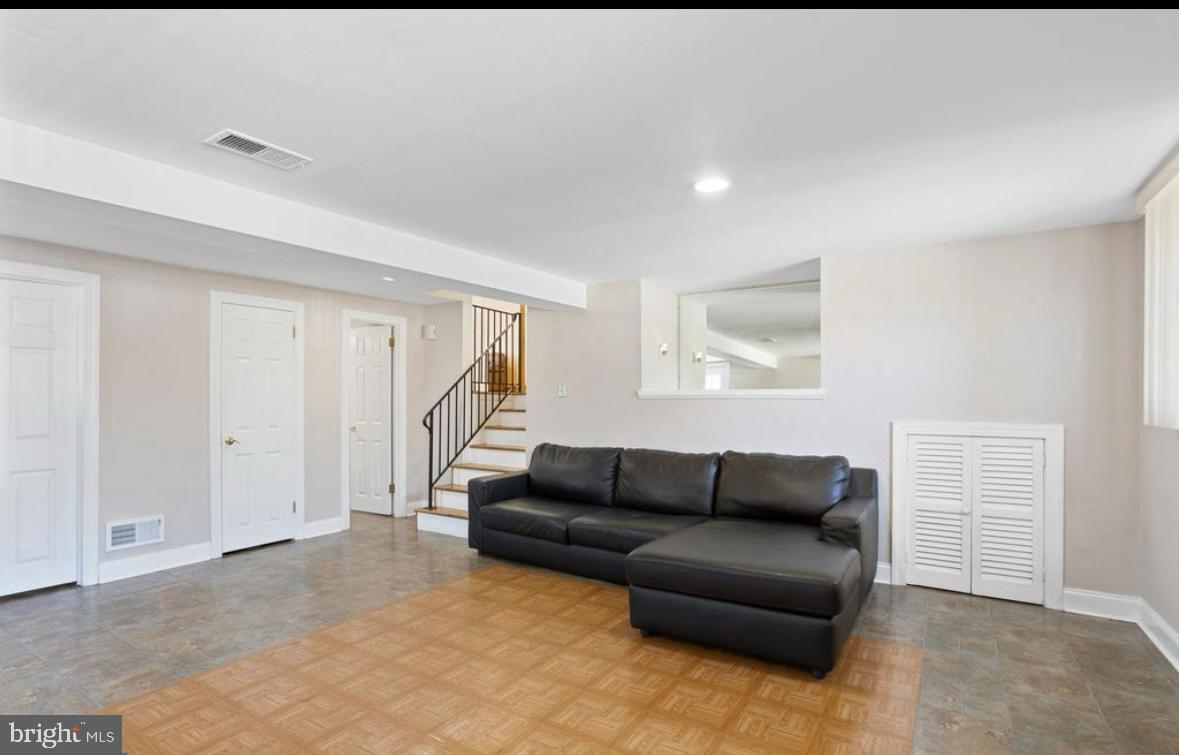 631 S Central Blvd Property Photo 8