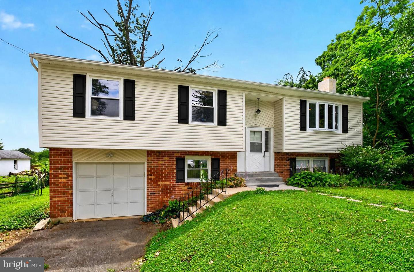 1745 Larkin Rd Property Photo 1