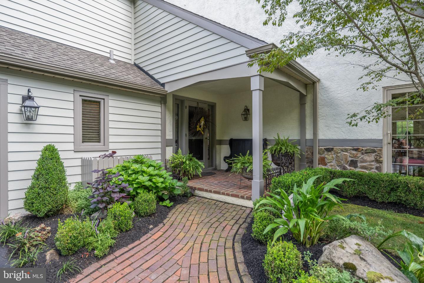 416 Inveraray Property Photo 4