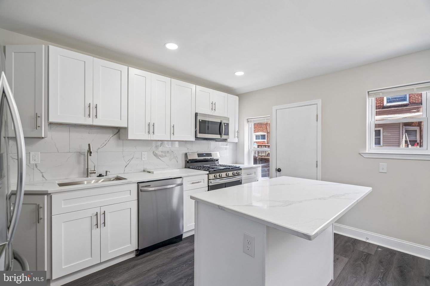 127 Whitely Ter Property Photo 4