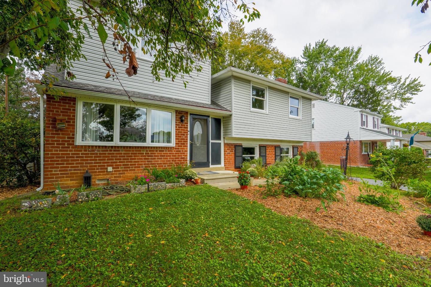 609 School Ln Property Photo 1