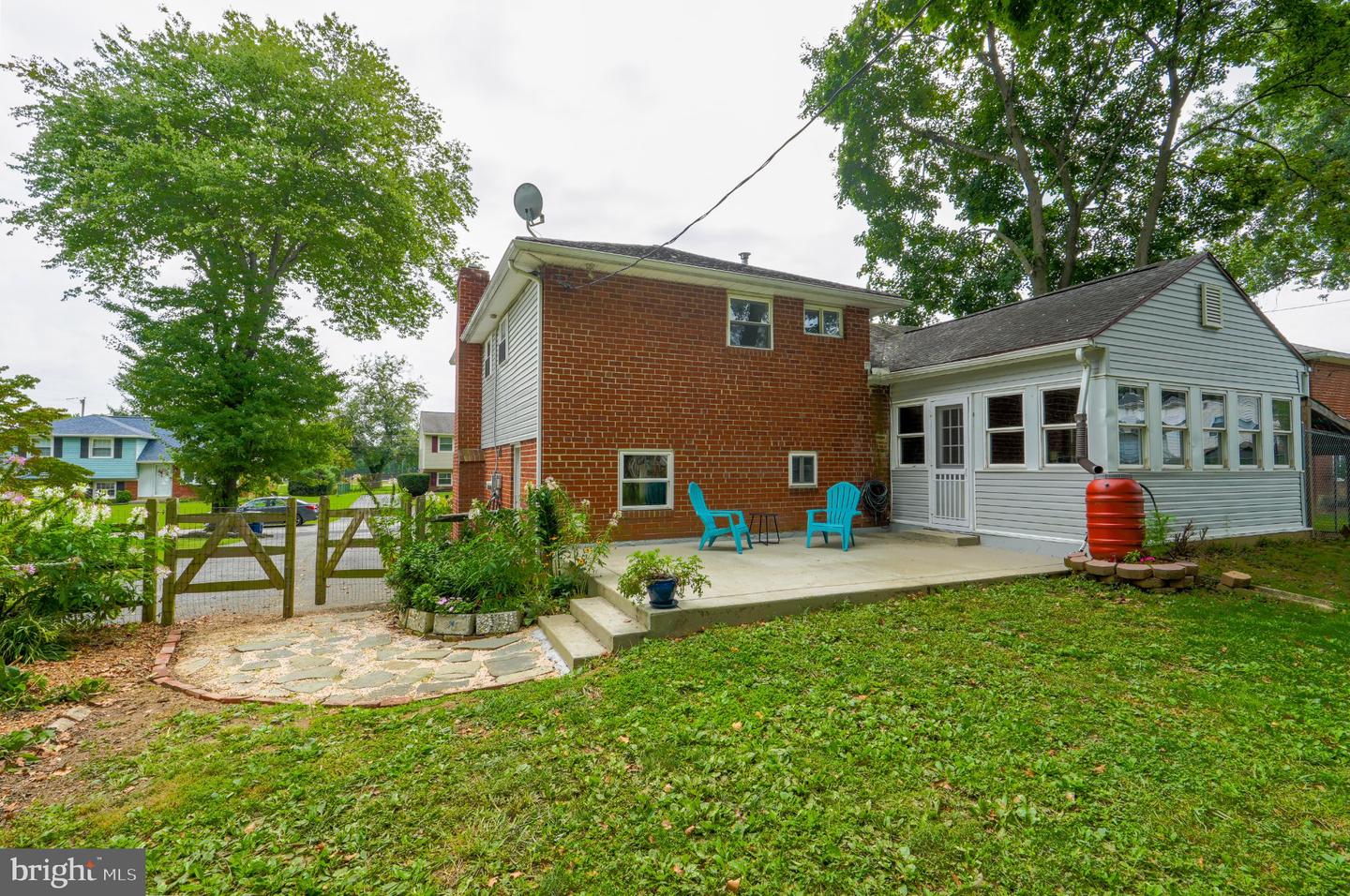 609 School Ln Property Photo 4