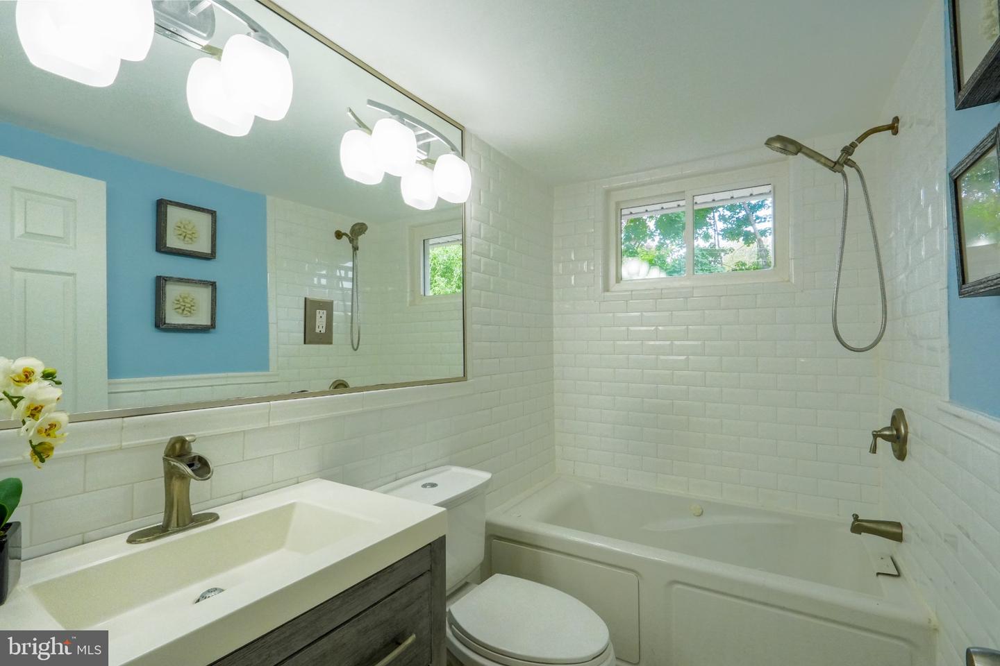 609 School Ln Property Photo 24