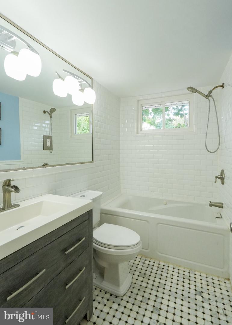 609 School Ln Property Photo 25