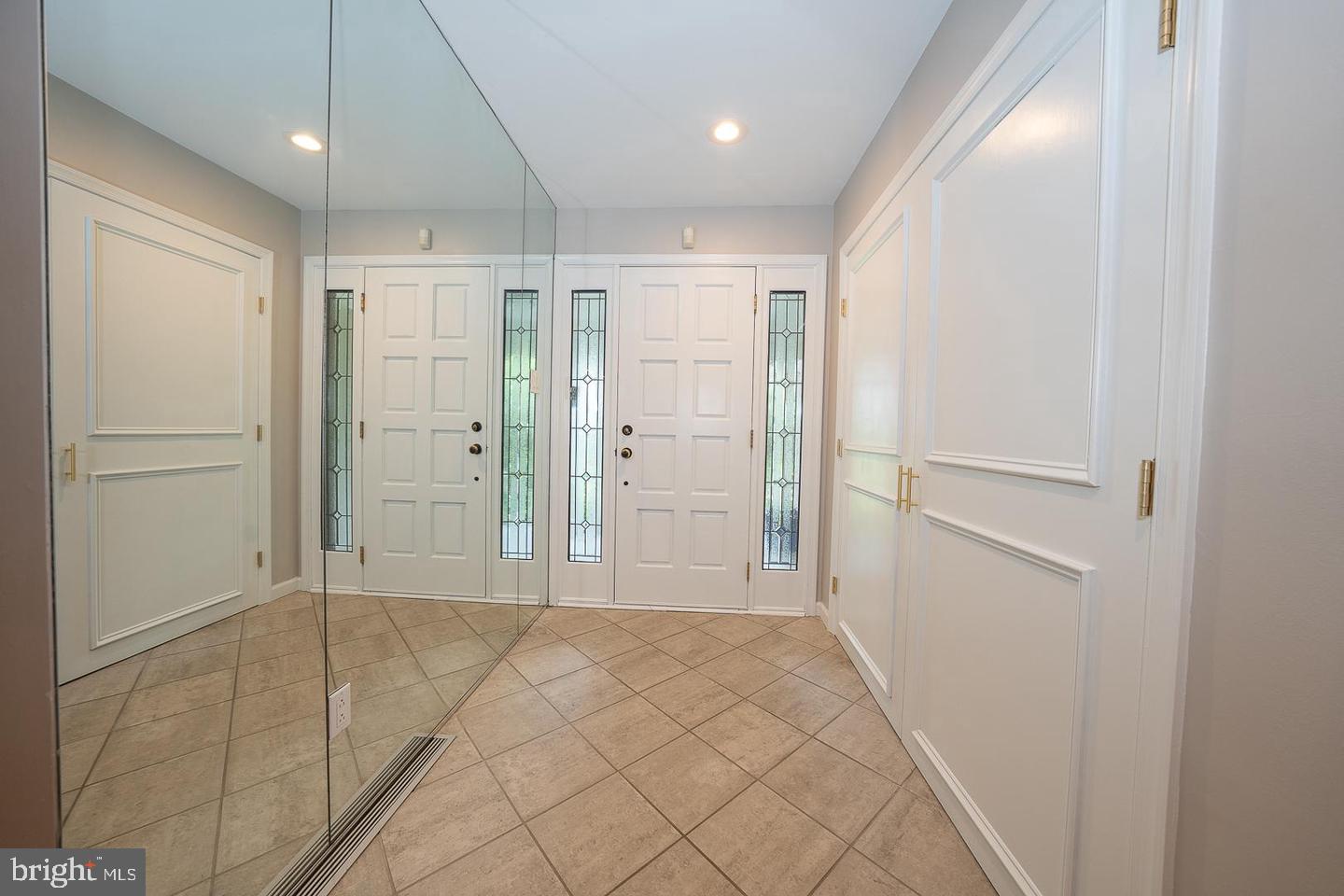 327 Strathmore Dr Property Photo 3
