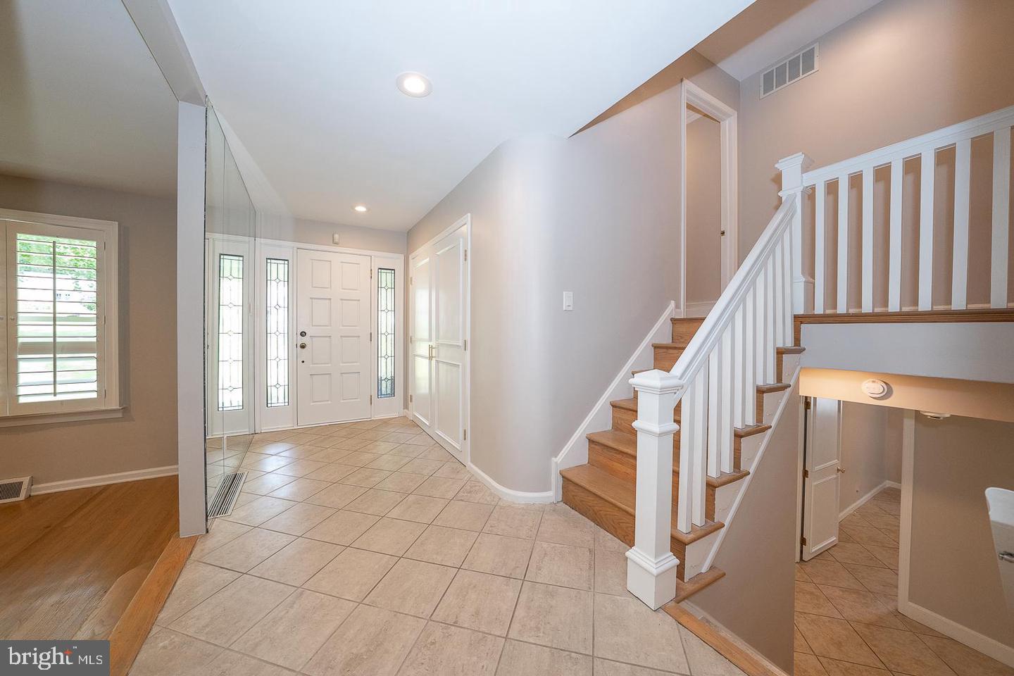327 Strathmore Dr Property Photo 4