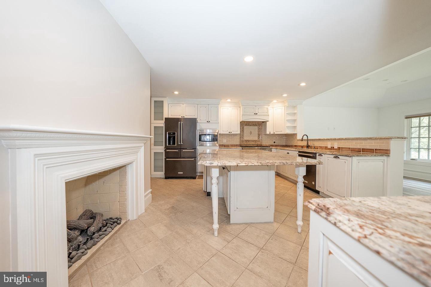 327 Strathmore Dr Property Photo 11