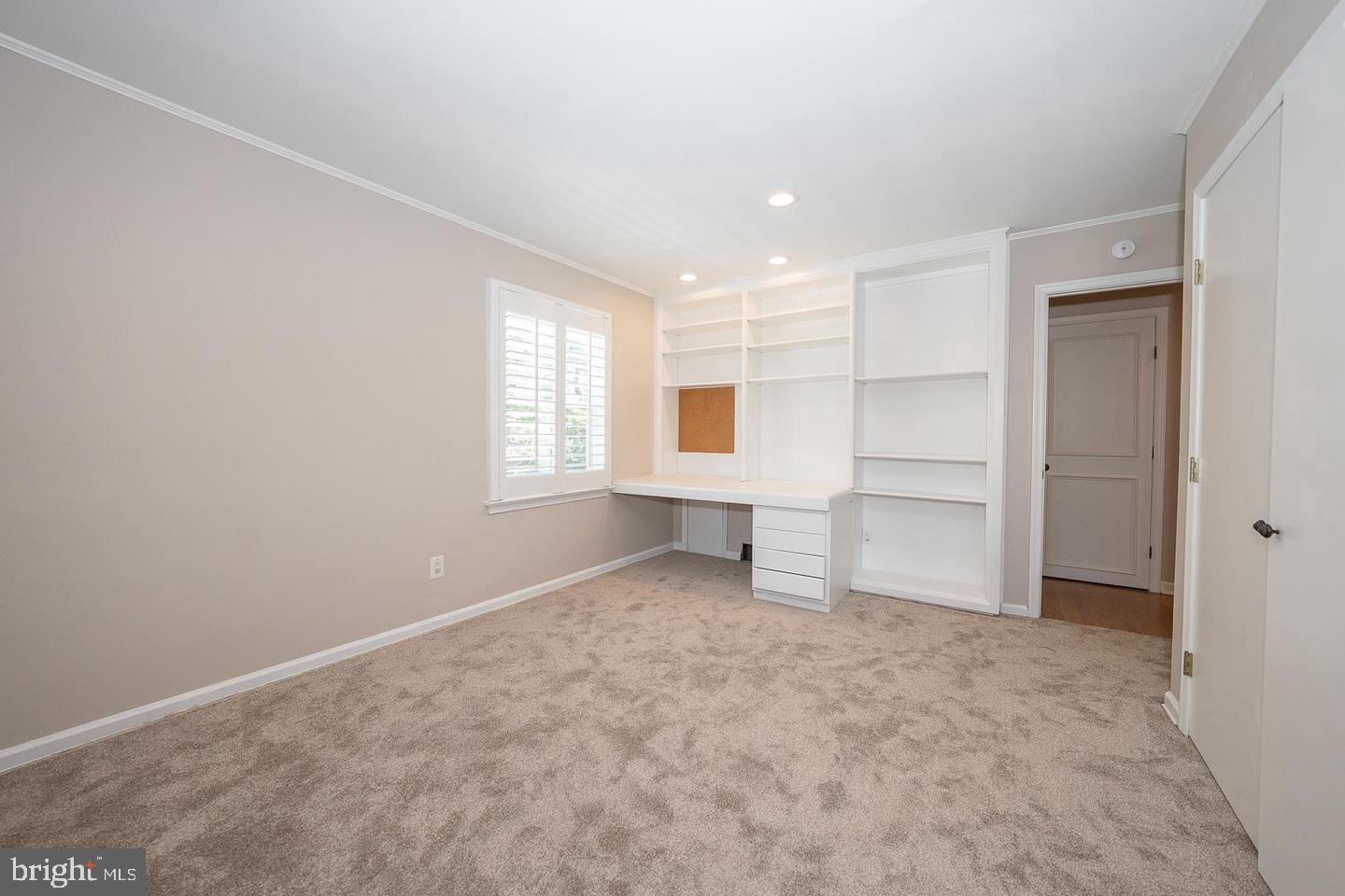 327 Strathmore Dr Property Photo 28