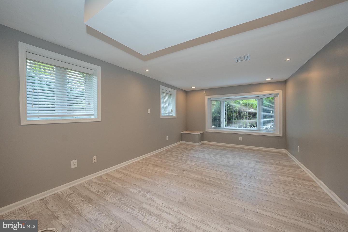 327 Strathmore Dr Property Photo 34