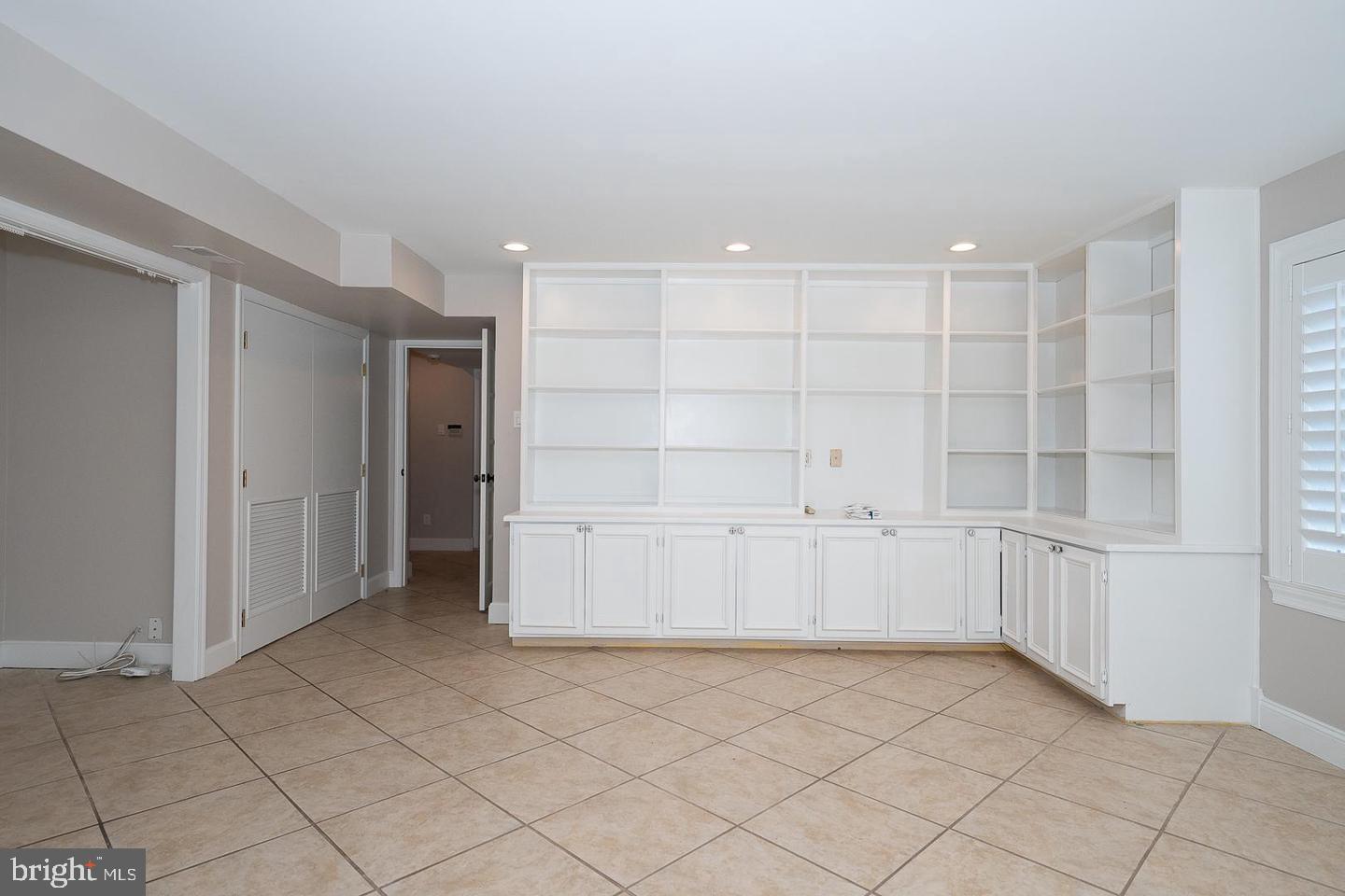 327 Strathmore Dr Property Photo 38