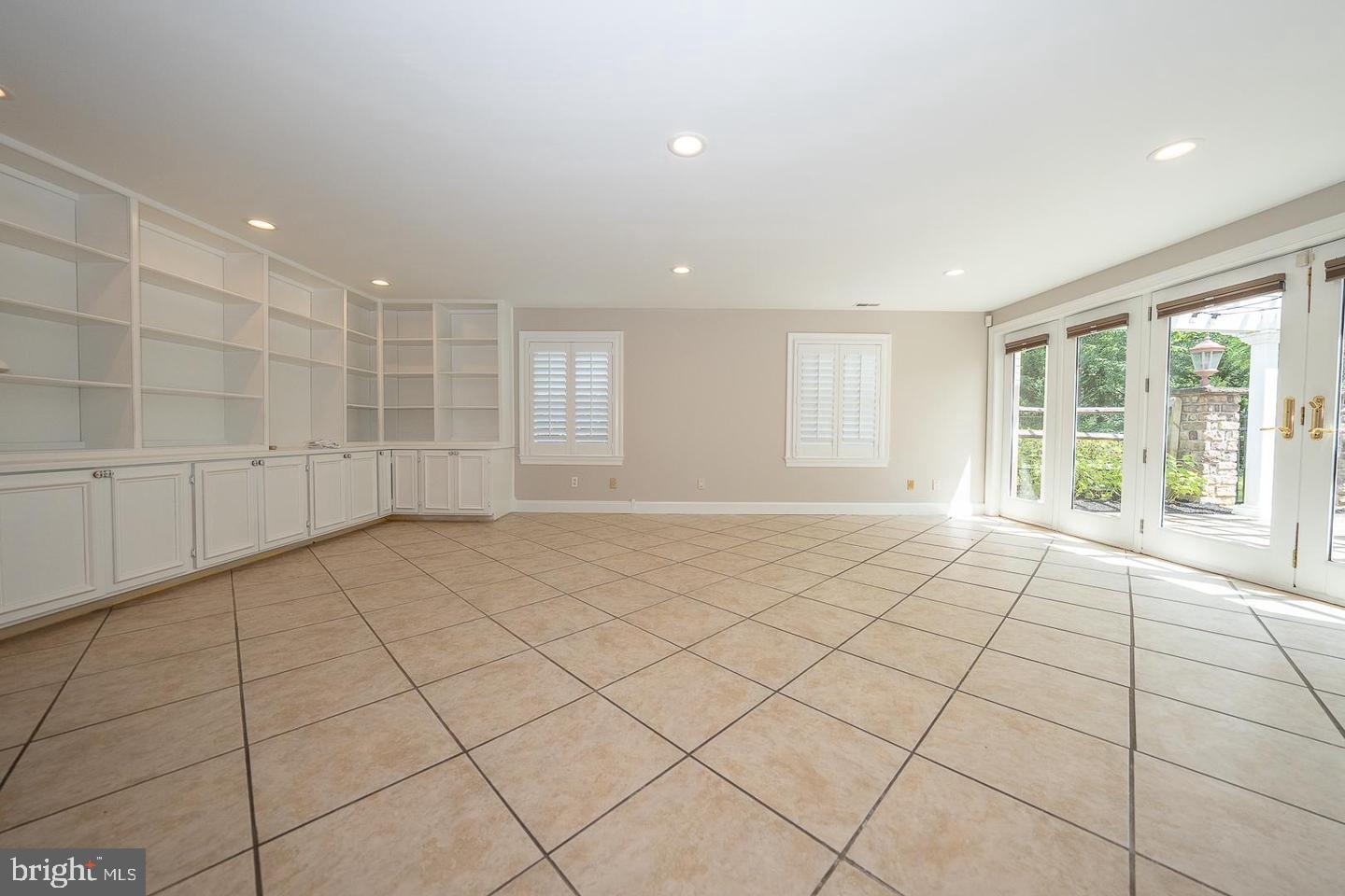 327 Strathmore Dr Property Photo 40