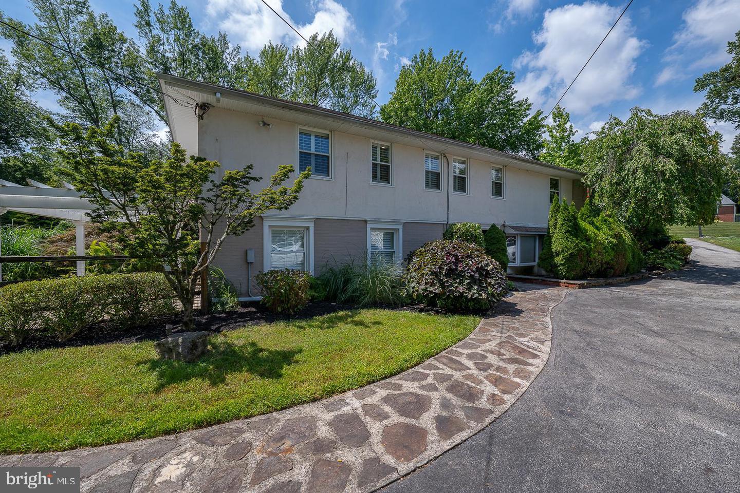 327 Strathmore Dr Property Photo 44