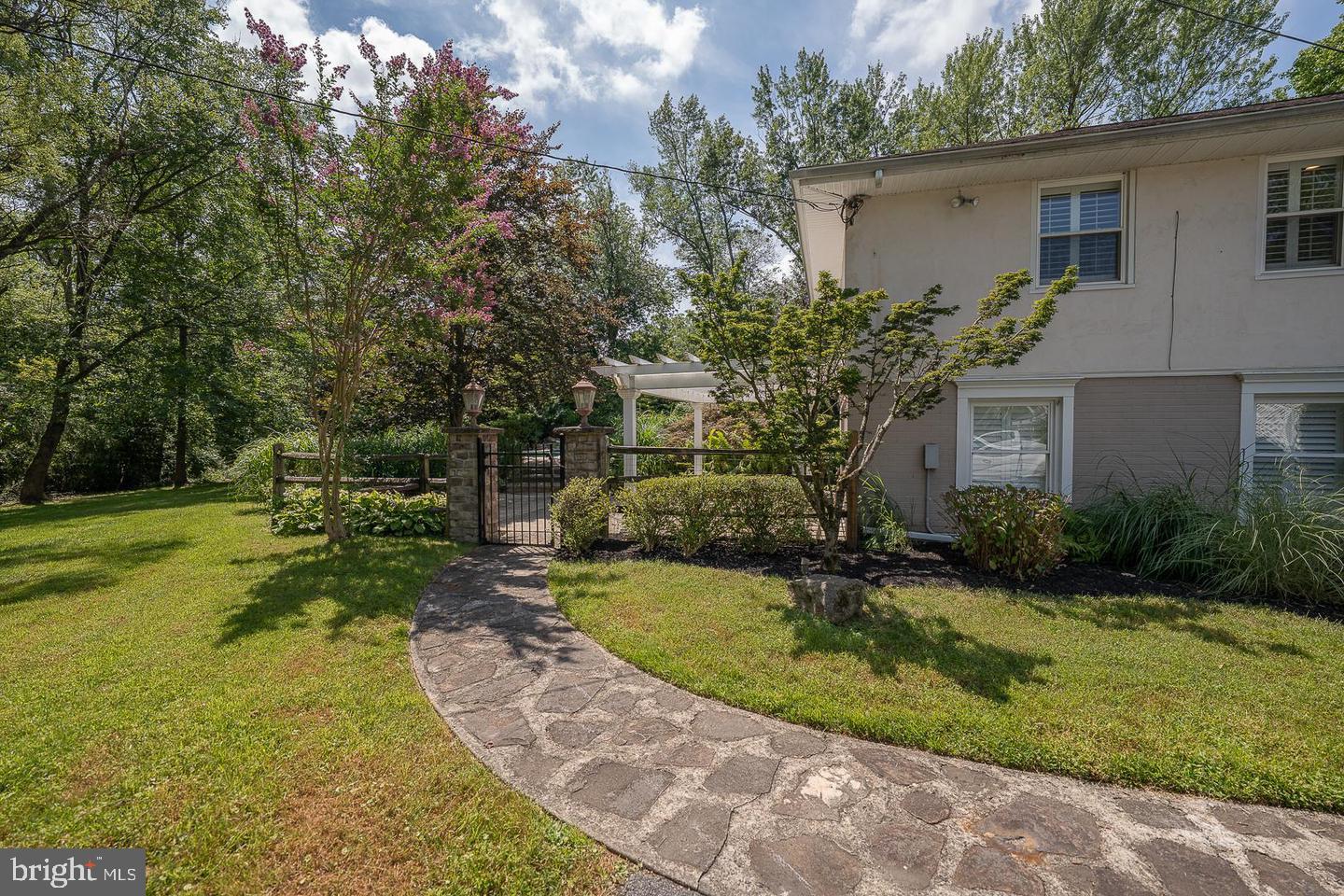 327 Strathmore Dr Property Photo 45
