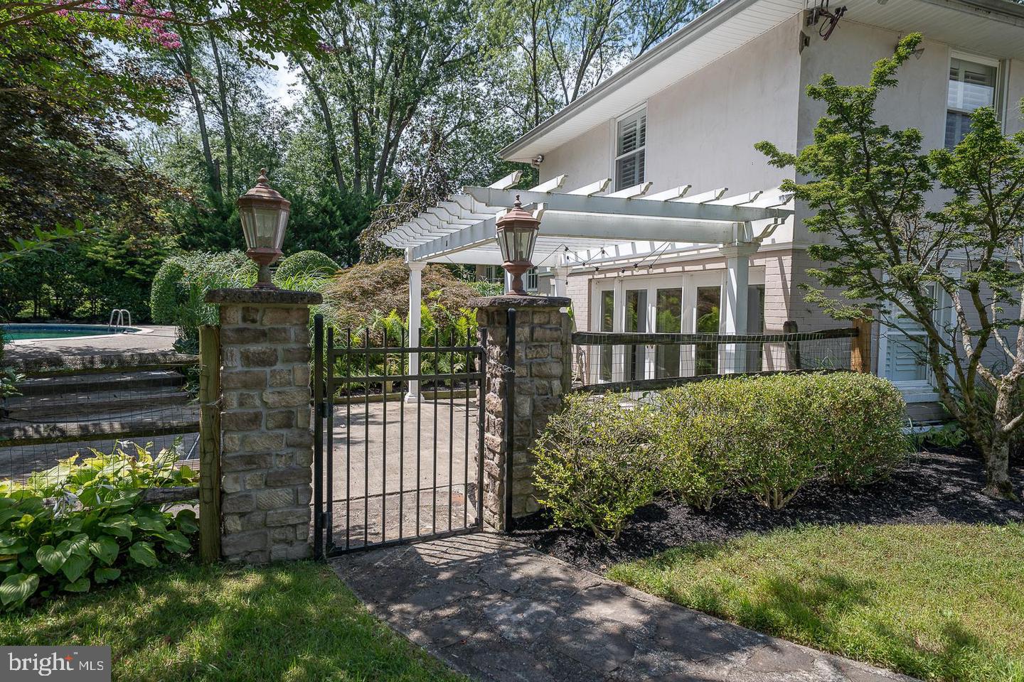 327 Strathmore Dr Property Photo 46