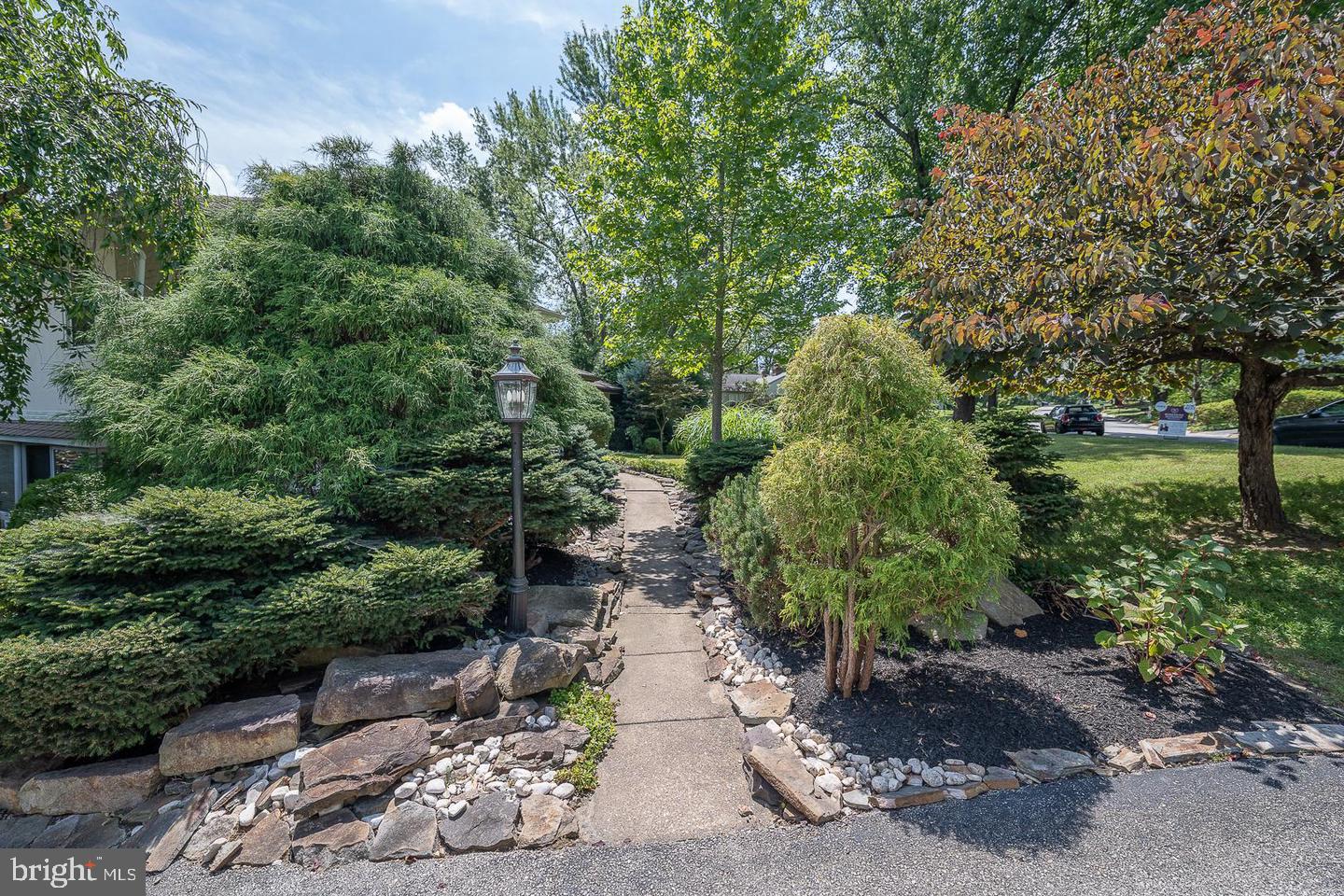 327 Strathmore Dr Property Photo 54