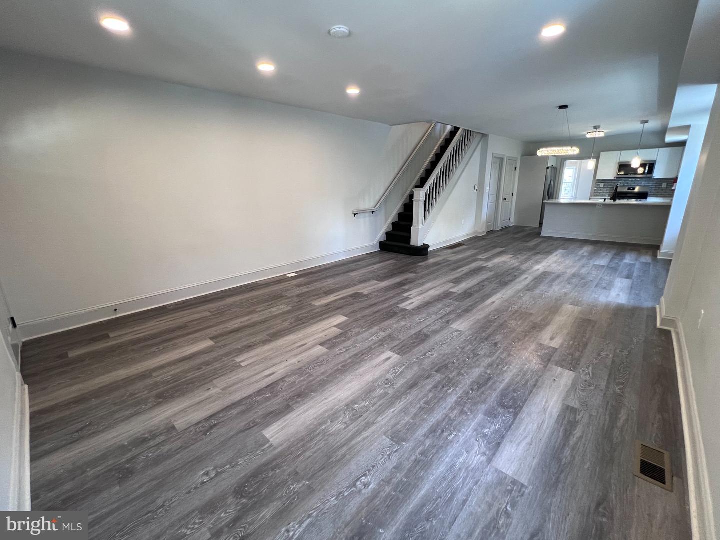 21 W Langhorne Ave Property Photo 8