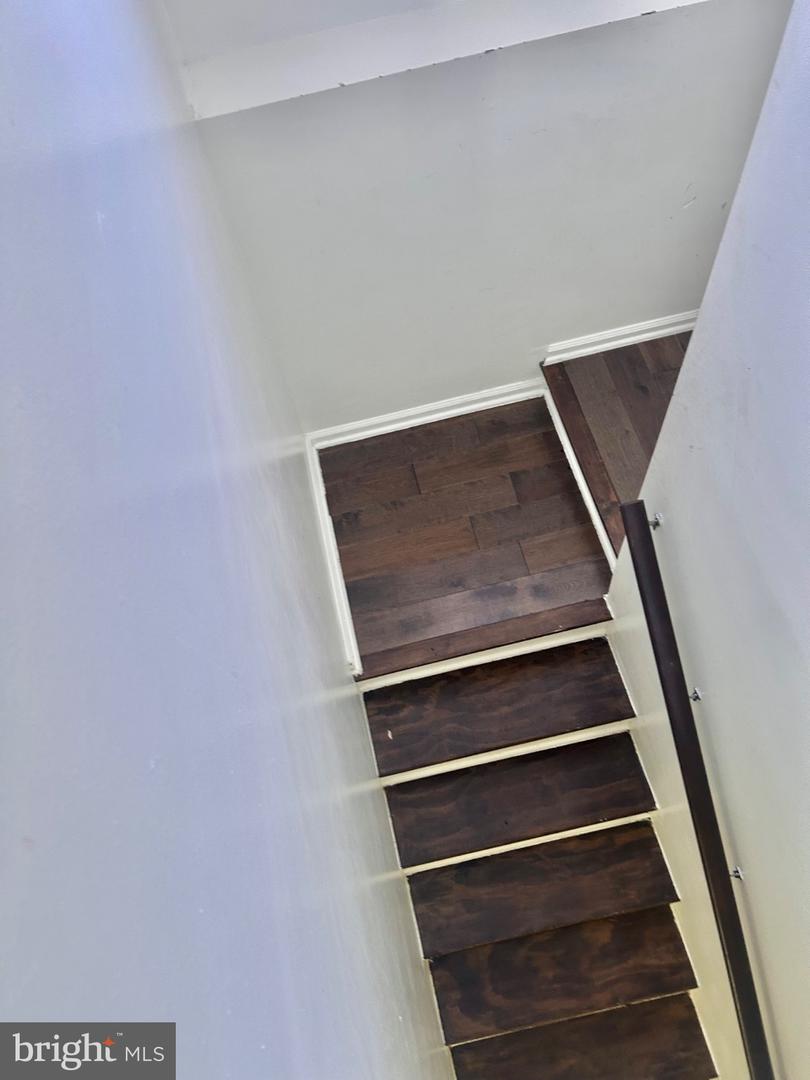 515 Seneca Ave Property Photo 10