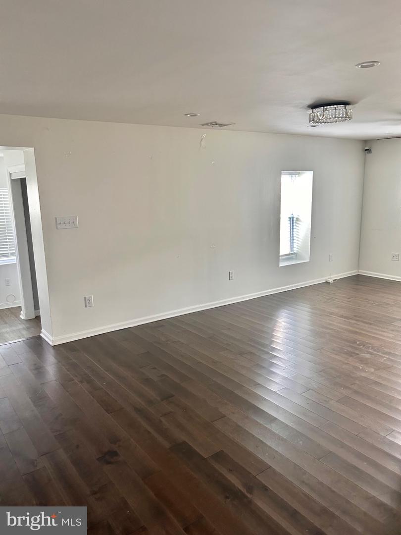 515 Seneca Ave Property Photo 18