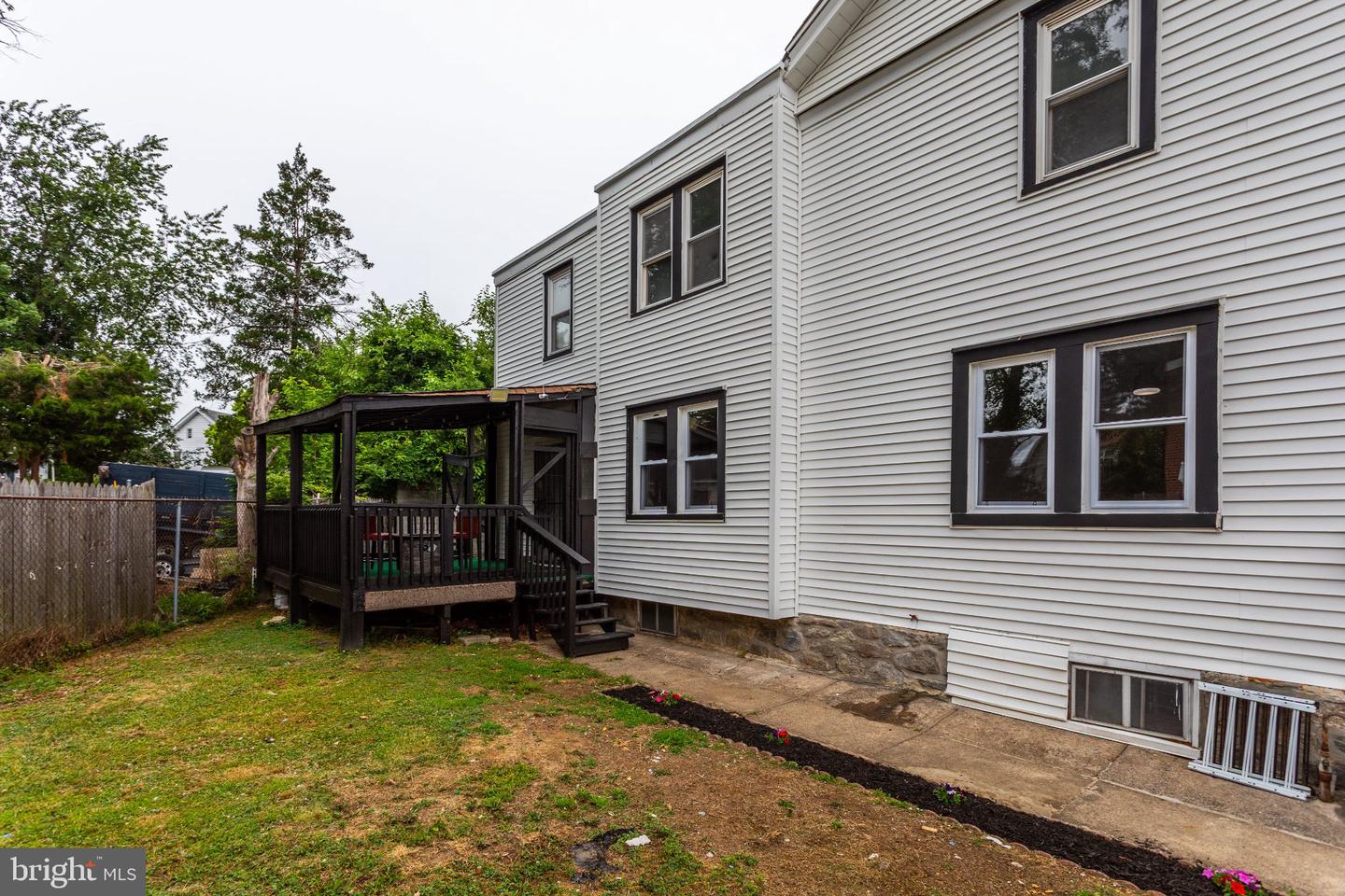 552 Larchwood Ave Property Photo 3